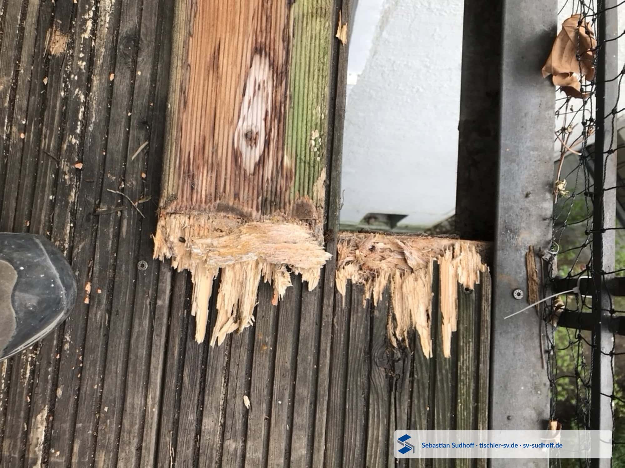 Vollständig verfaulte Balkenköpfe einer Terrassen-Unterkonstruktion