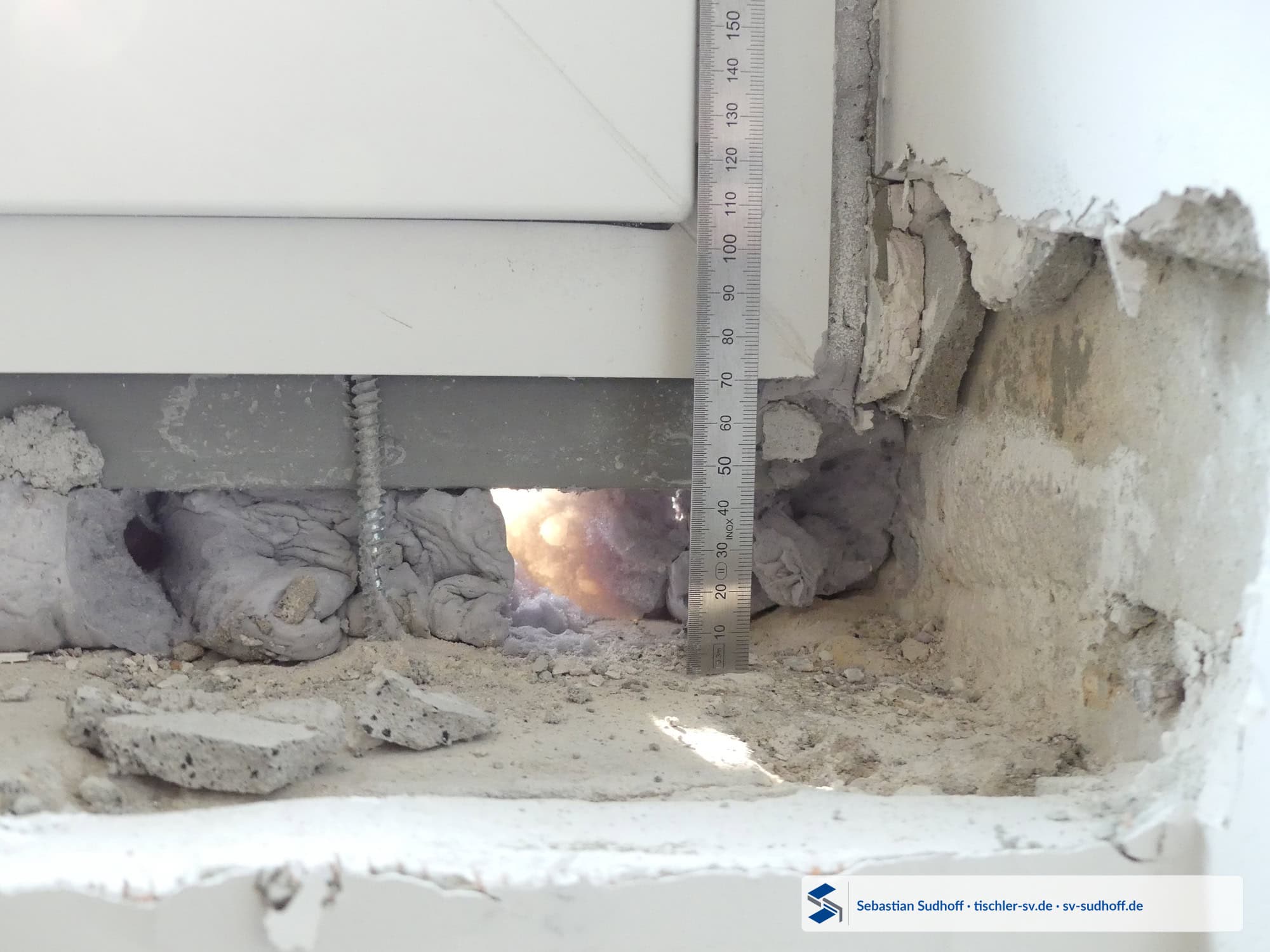 Sehr breite ungleichmäßige Fensteranschlussfuge ohne geschlossenen Glattstrich
