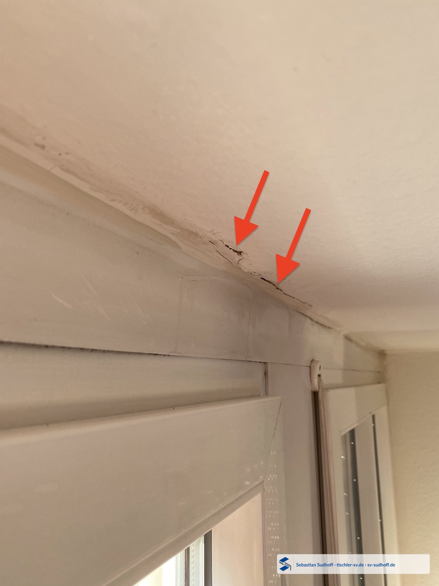Gerissene Acrylfuge am oberen Anschluss eines Fensterelements zur Decke