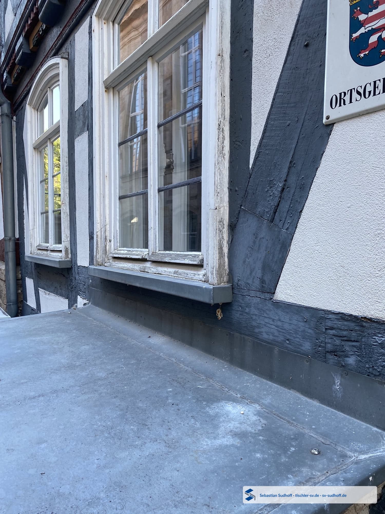 Seitliches Holzfutter mit Kopfholz unmittelbar über einer Zinkfensterbank
