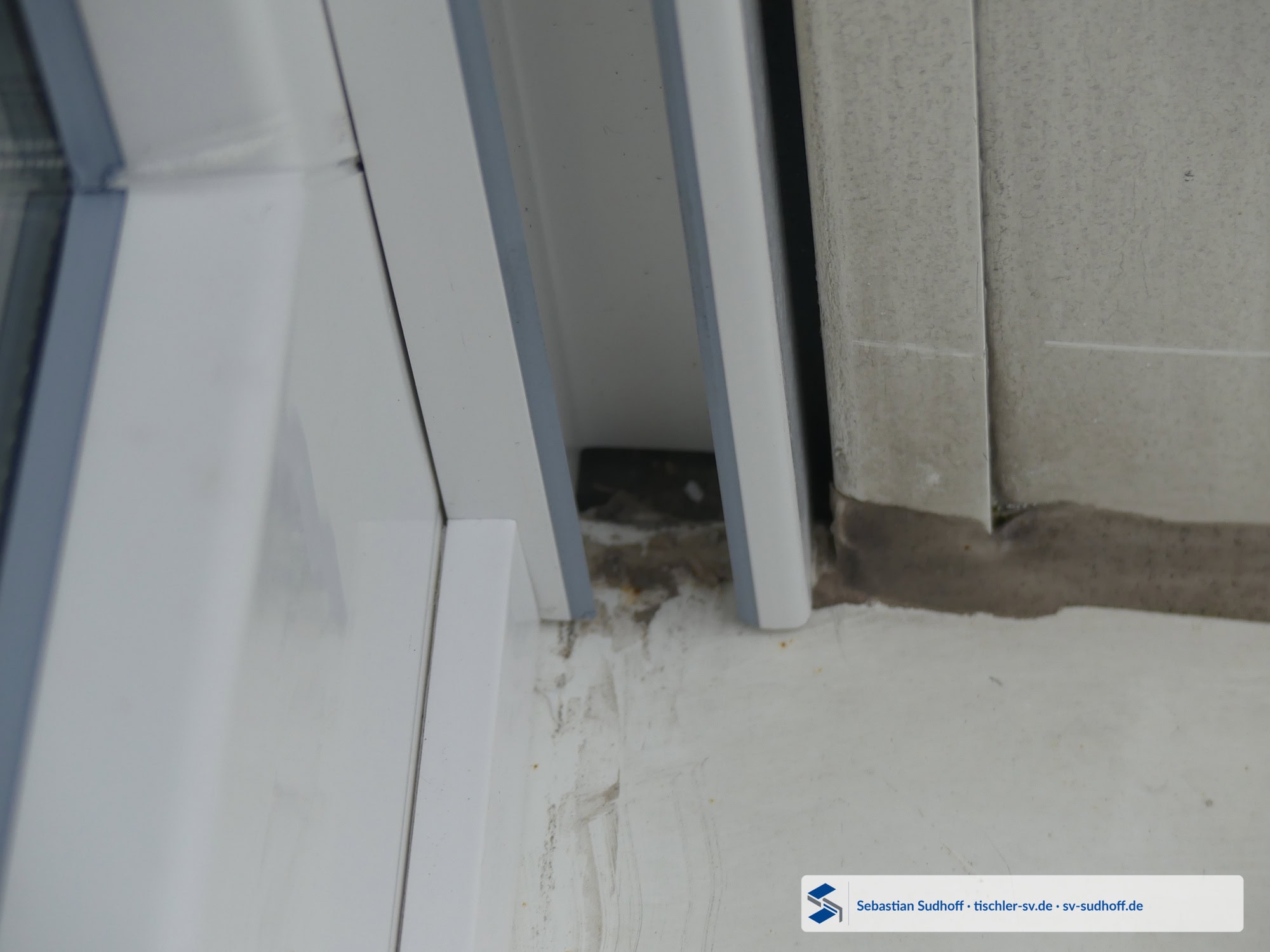 Detail eines offenen seitlichen Anschlusses zwischen alter Fensterbank und Rollladenführung nach Fenstertausch