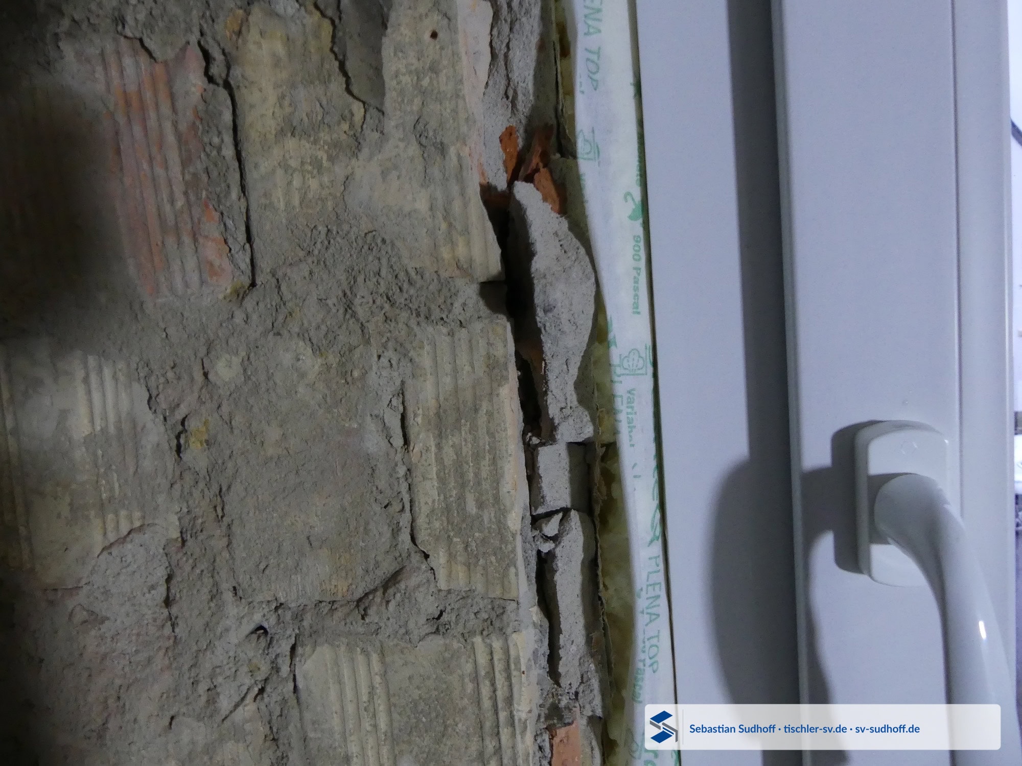 Inneres Luftdichtband an unebener Fensterlaibung mit losen Putz- und Mörtelresten ohne Glattstrich
