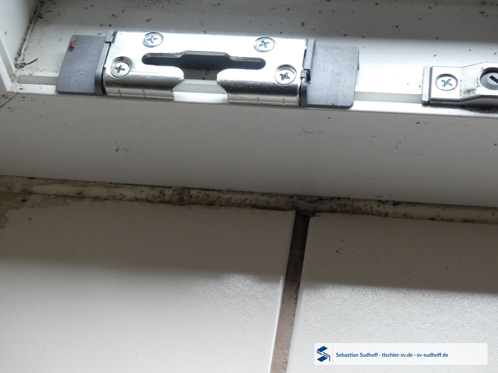 Dunkle Beläge an einer Silikonfuge am Fensteranschluss im Badezimmer