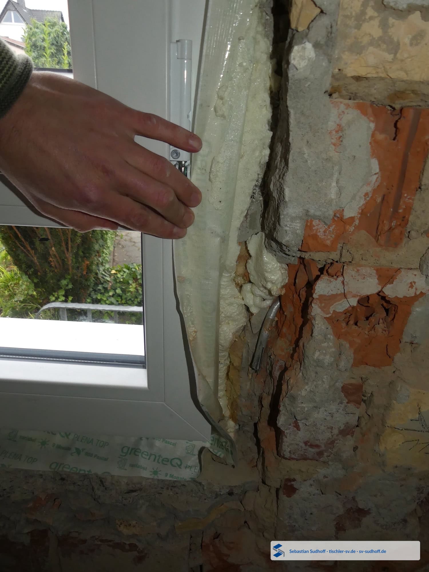 Fensteranschluss ohne Glattstrich an unregelmäßigem Mischmauerwerk mit unvollständig ausgeschäumter Fuge