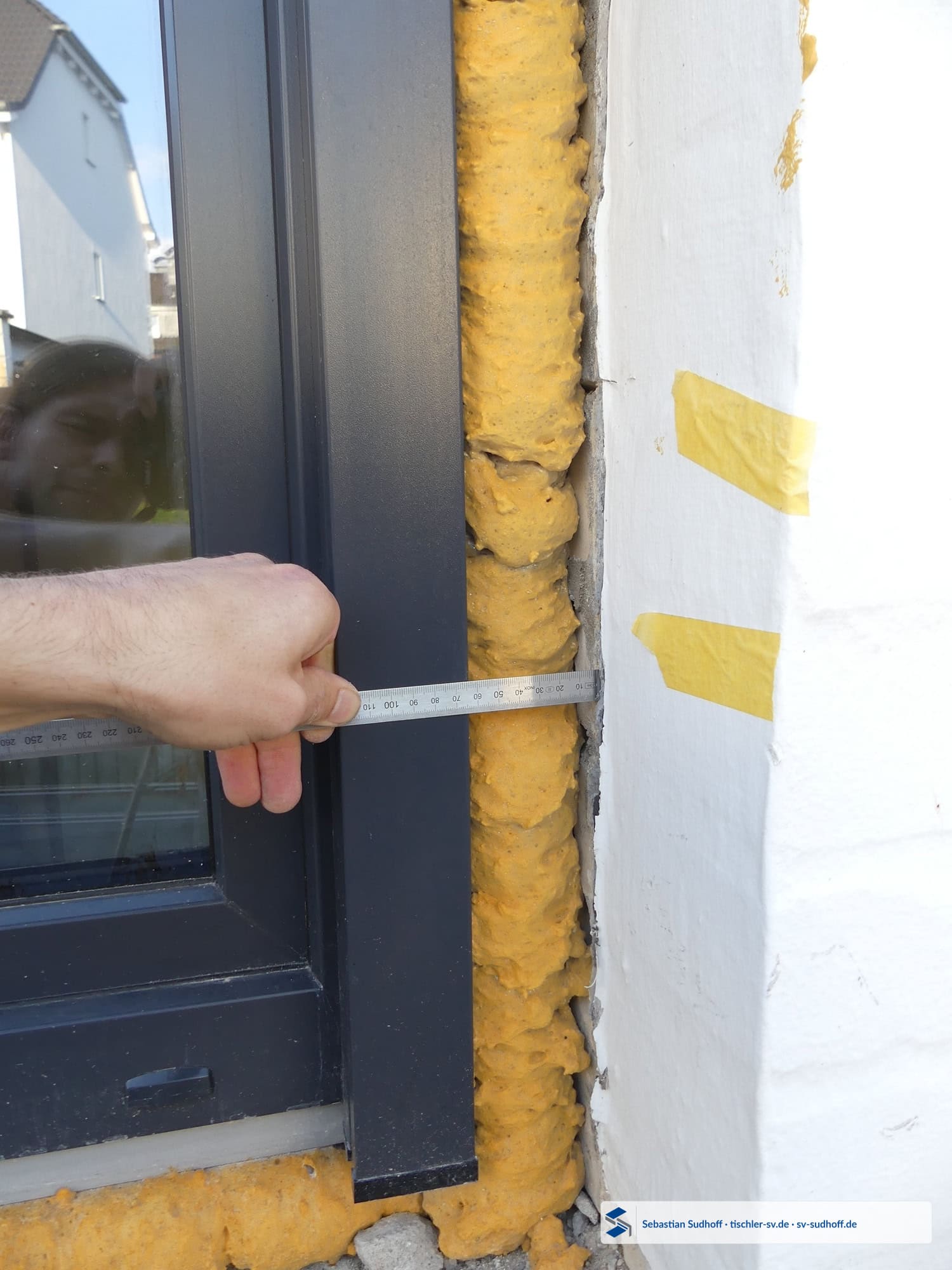 Sehr breite ausgeschäumte Außenfuge eines Fensters mit gelb verfärbtem Montageschaum