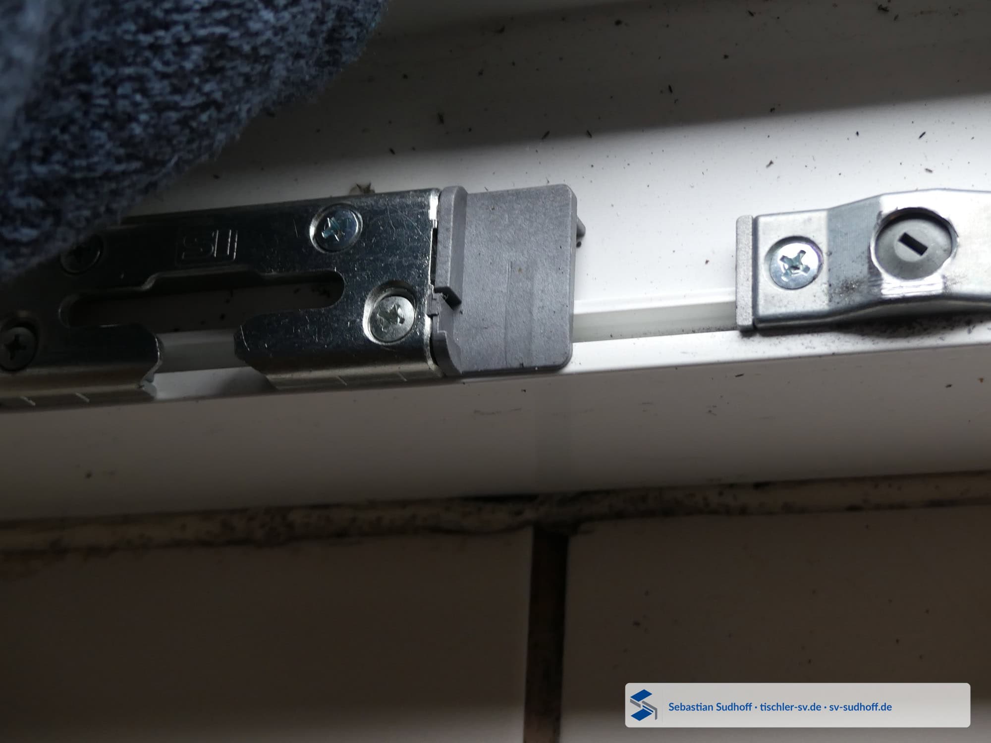 Detail einer verfärbten Silikonfuge an einem luftundichten Fensteranschluss im Bad