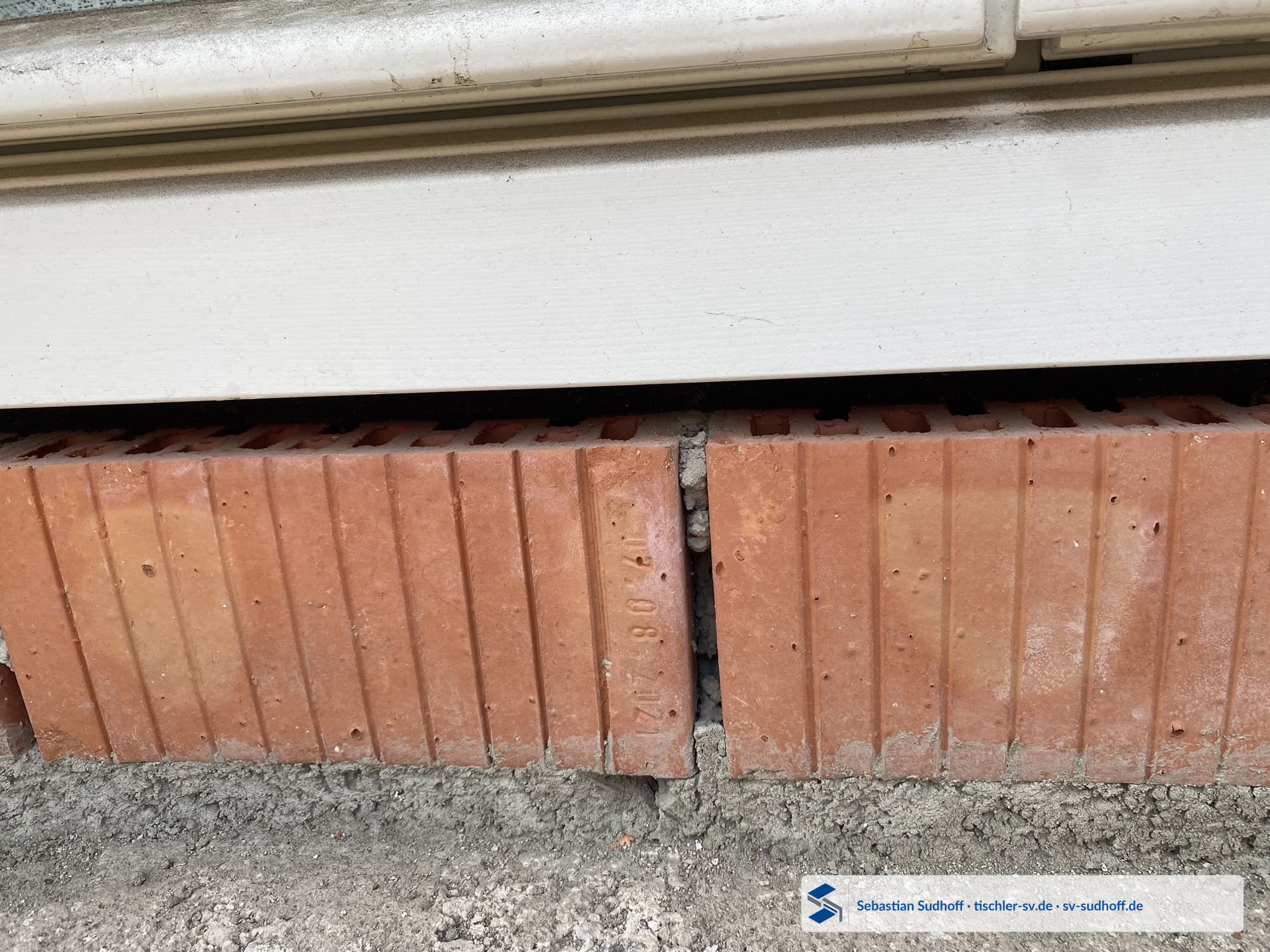 Kompriband am Fensteranschluss vor offenem Hochlochziegel ohne Glattstrich