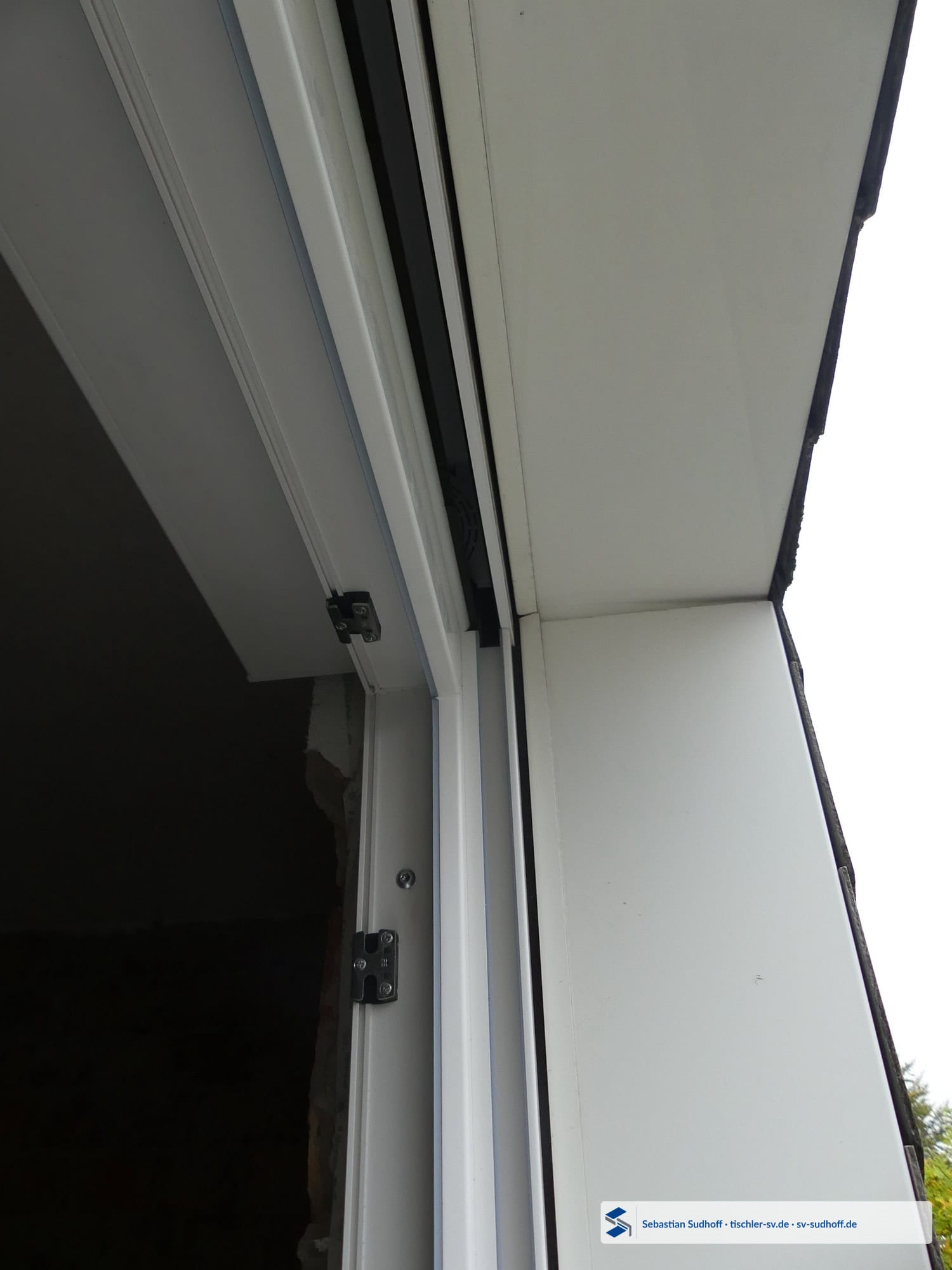 Oberer Fensteranschluss unter einem Rollladenkasten ohne sichtbare äußere Anschlussabdichtung