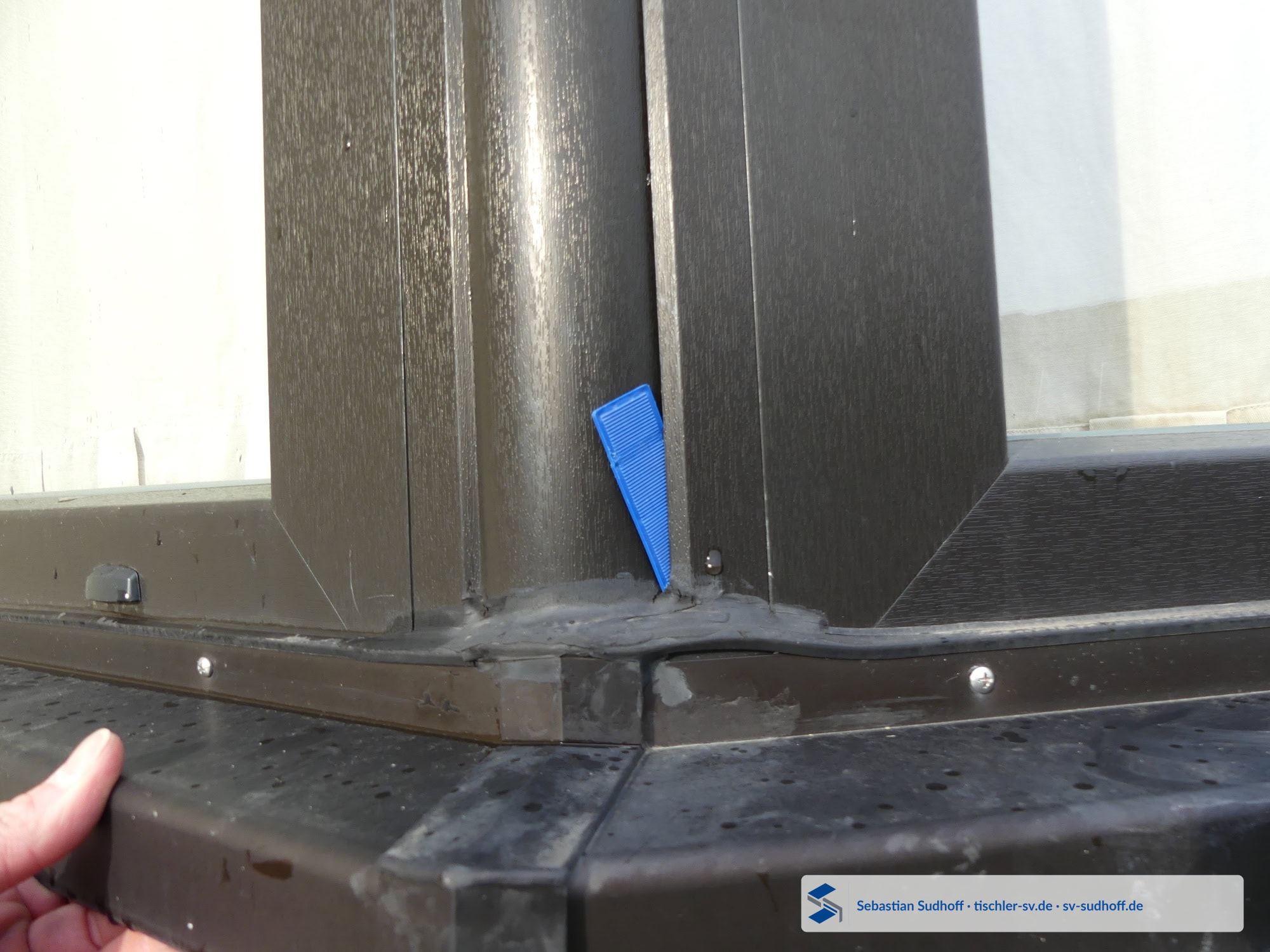 Dichtstofffugen an einer Aluminiumfensterbank und gekoppelten Fensterelementen mit geöffneten Anschlussbereichen