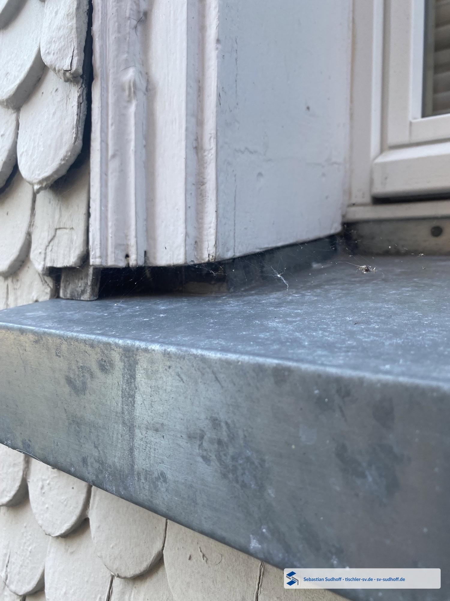 Fensterbank unter einer Schindelfassade mit sauberer Abtropfmöglichkeit