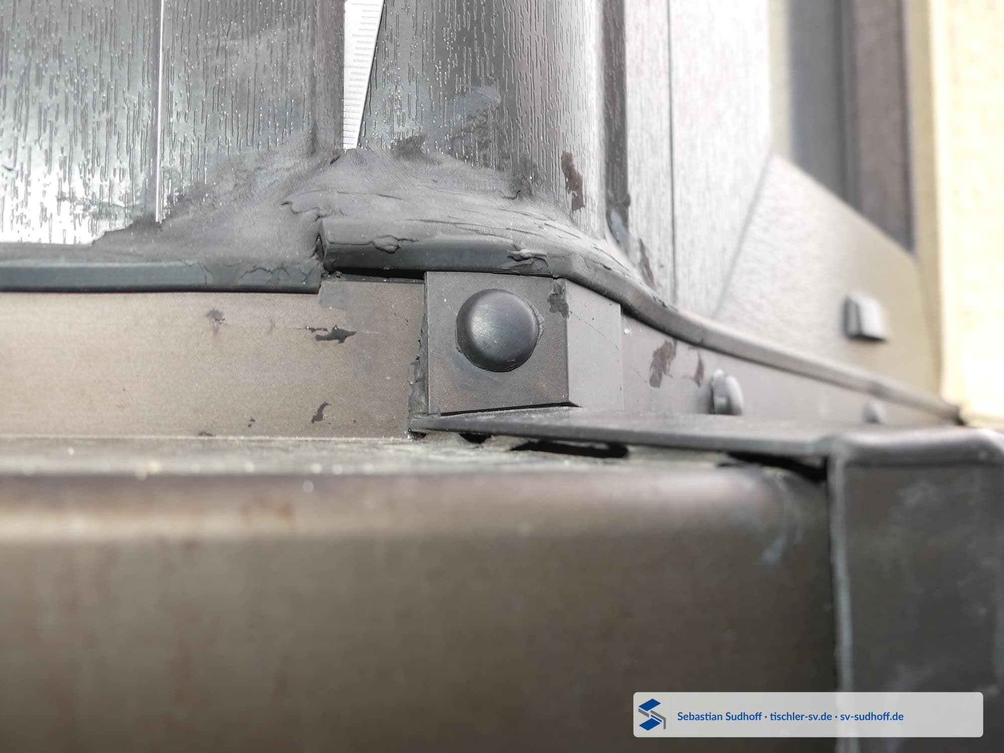 Detail einer ungleichmäßig ausgeführten Dichtstofffuge an Fensterbank und Elementkopplung im Außenbereich