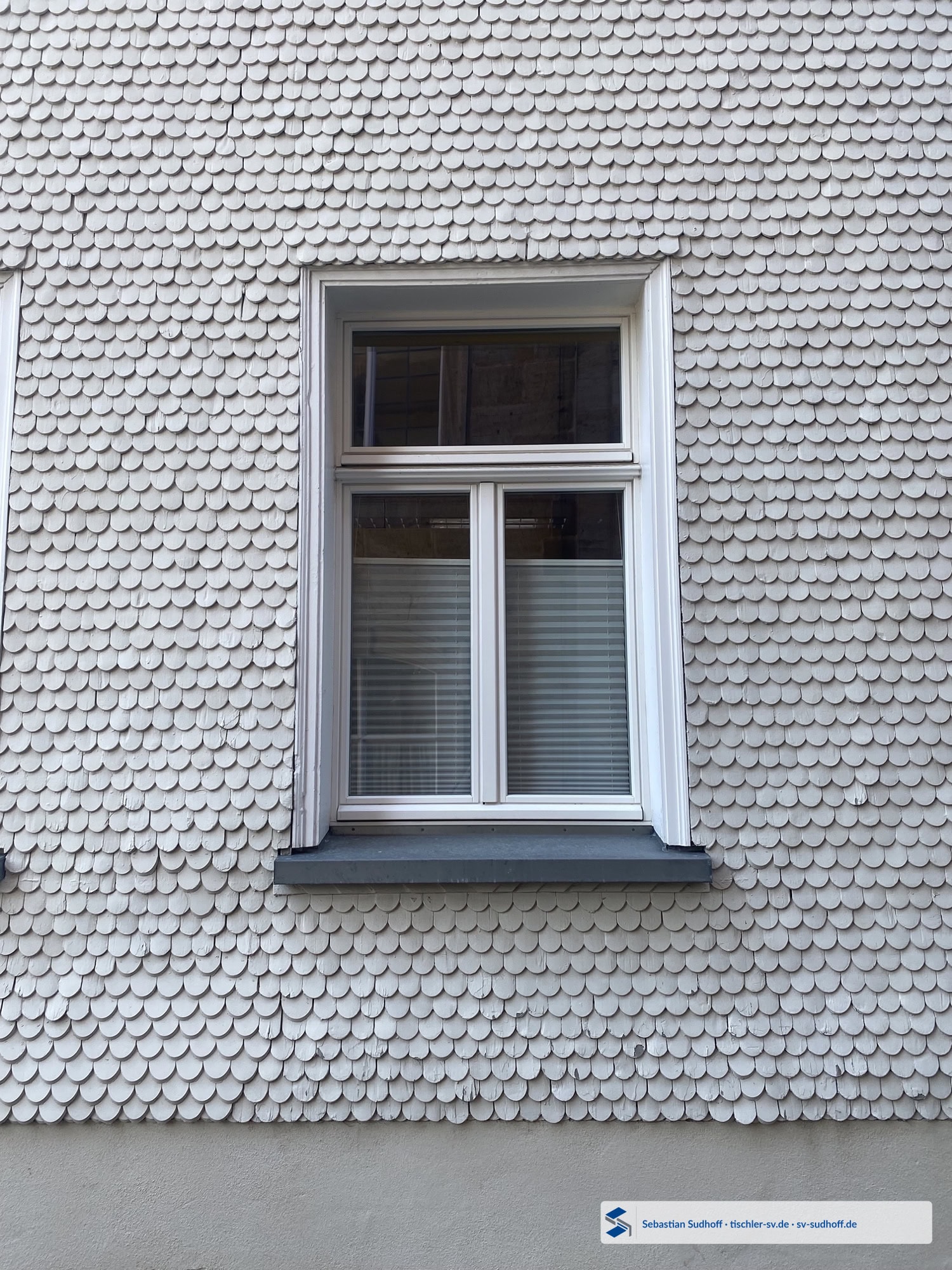 Seitliche Holzbekleidung mit Abstand zur Fensterbank und freiem Abtropfraum
