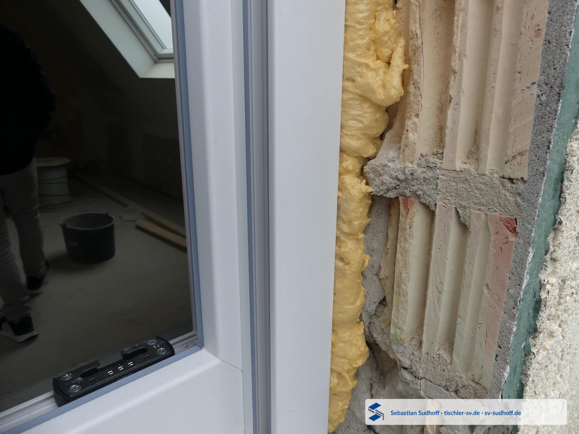 Seitlich freigelegter Fensteranschluss hinter der vorhandenen Fassadenbekleidung