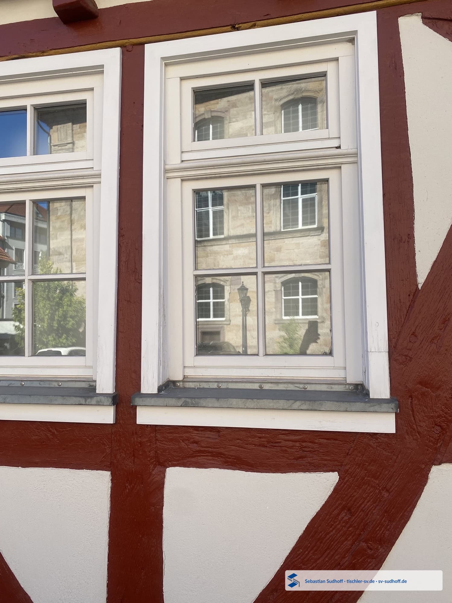 Repariertes seitliches Holzfutter unmittelbar über einer Zinkfensterbank