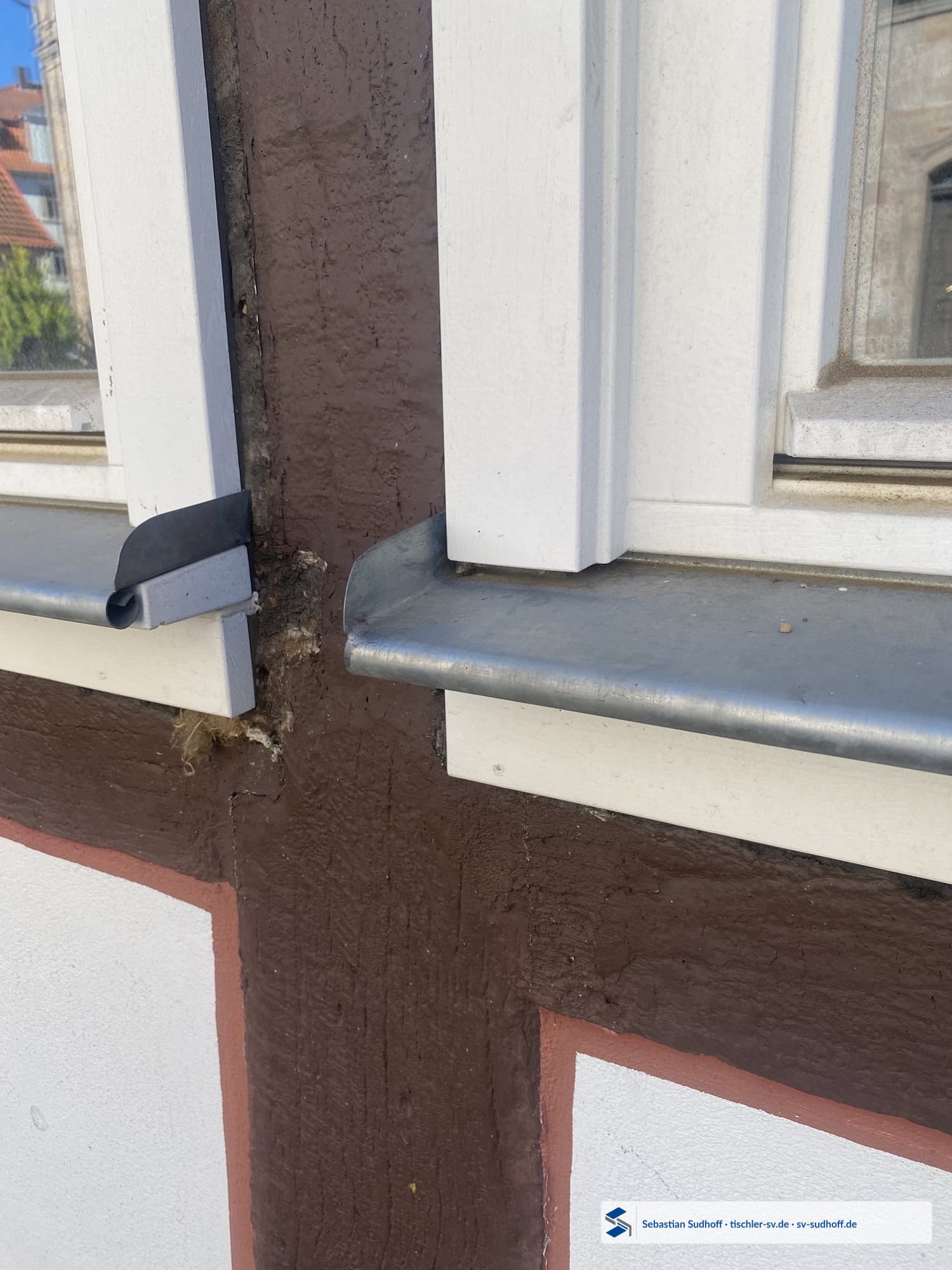 Holzfensterfutter mit Abstand zur Fensterbank im Außenbereich