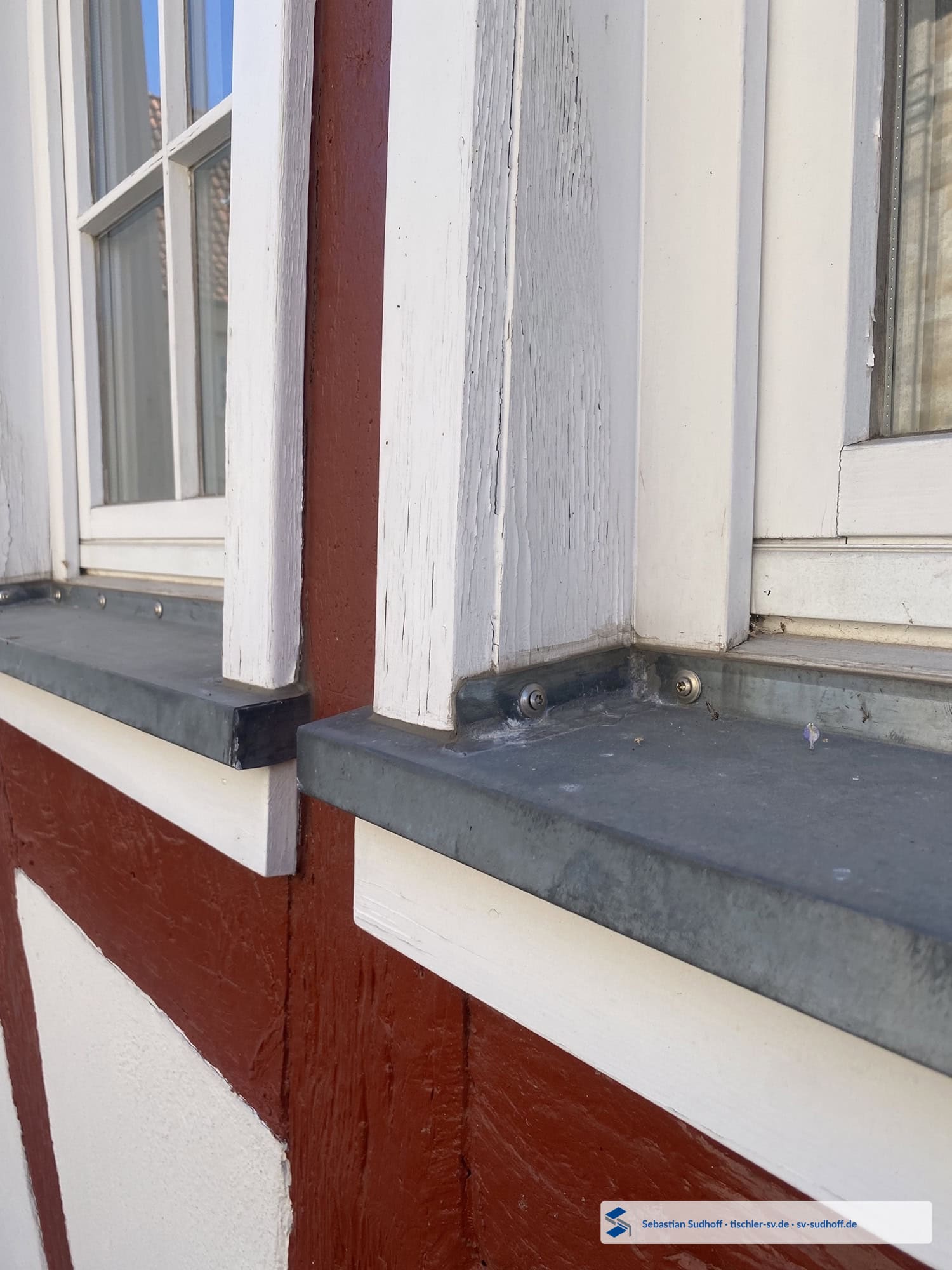 Zinkfensterbank mit Schrauben und Silikon am Anschluss zu einem Holzfutter