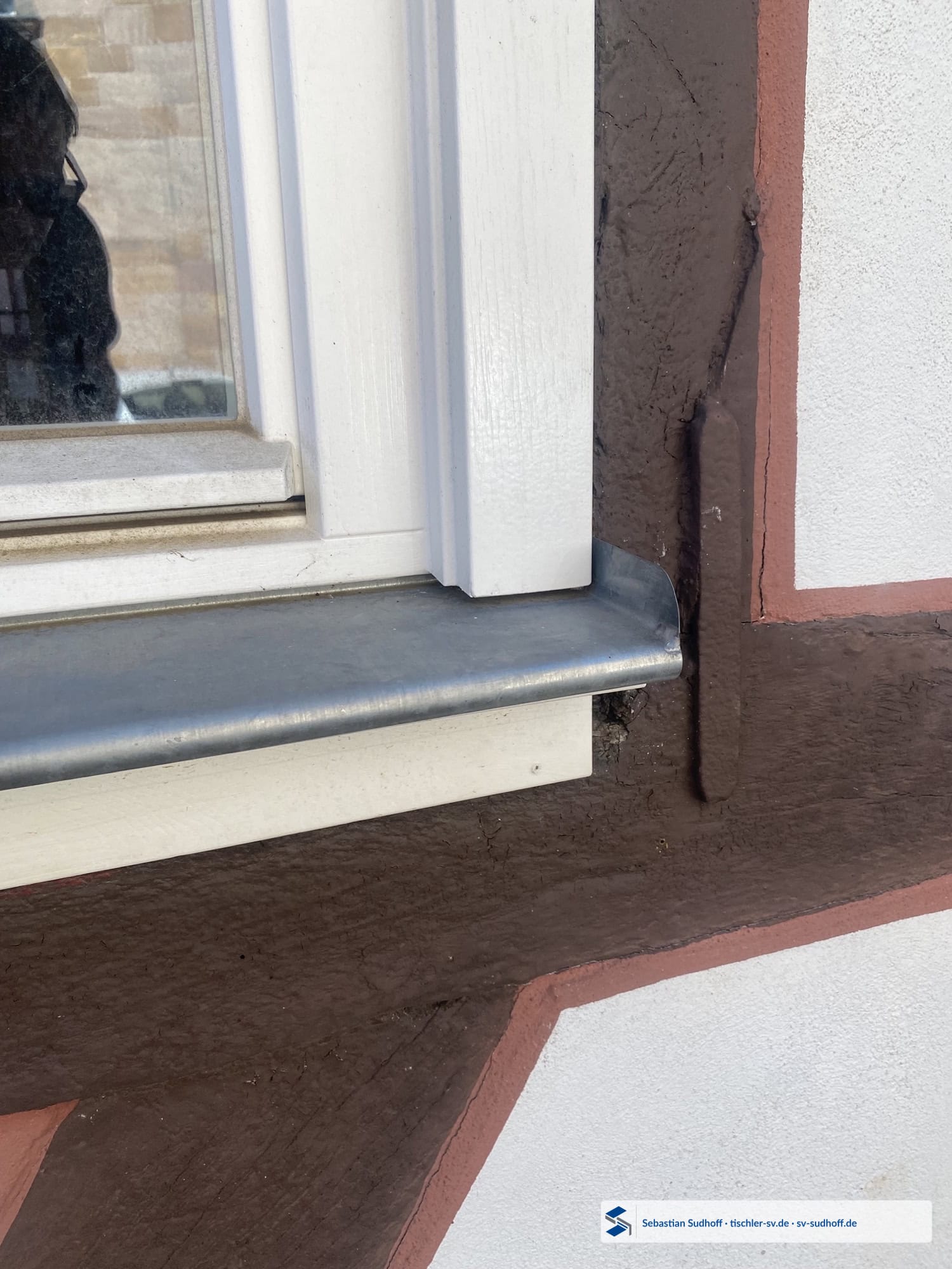 Beschichtetes Kopfholz eines Fensterfutters mit Abstand zur Fensterbank