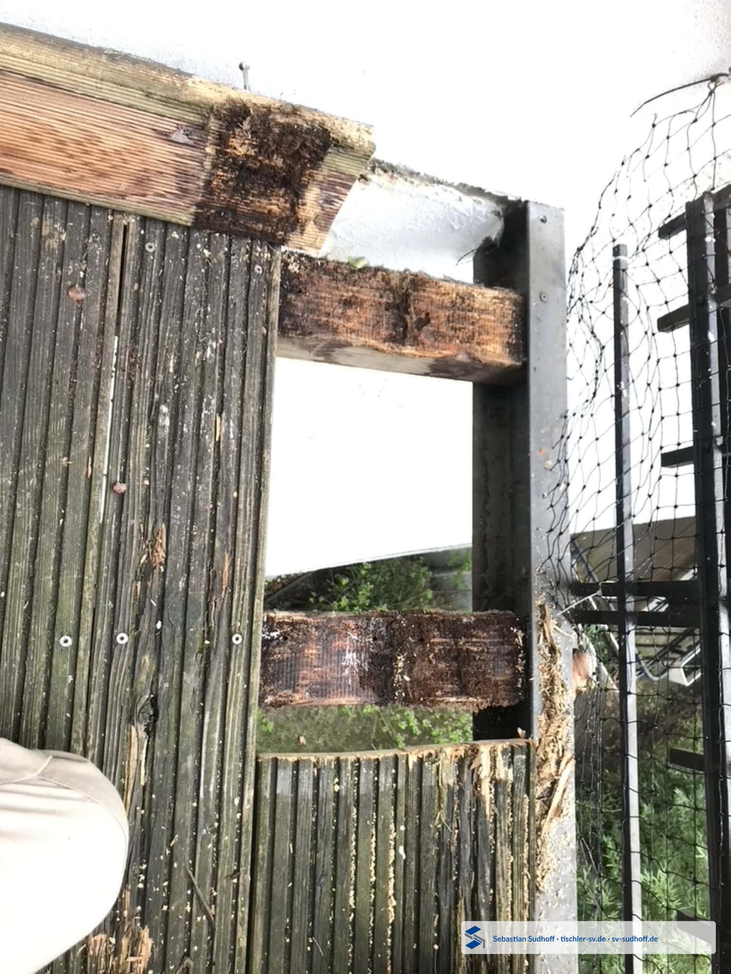 Mehrere wiederkehrend verfaulte Balkenköpfe unter einer Holzterrasse