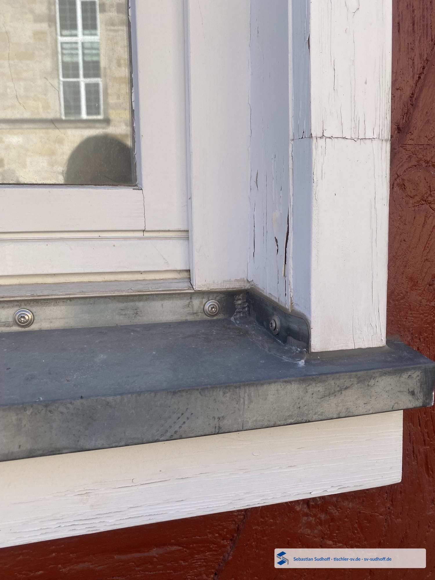 Kopfholz eines Fensterfutters direkt an einer Zinkfensterbank mit möglichem Wasserweg