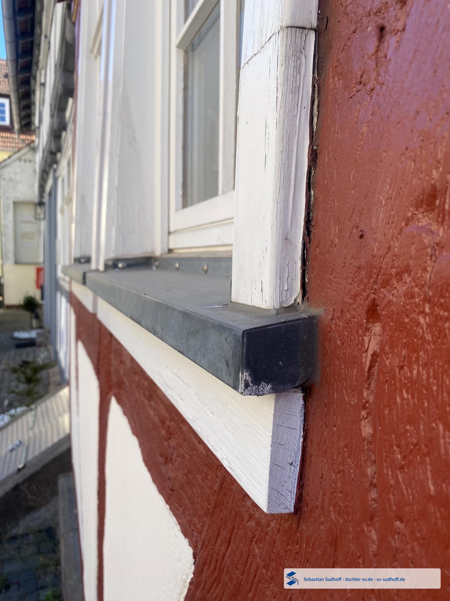 Enger Anschluss zwischen Holzfutter und Zinkfensterbank mit kapillarem Feuchterisiko