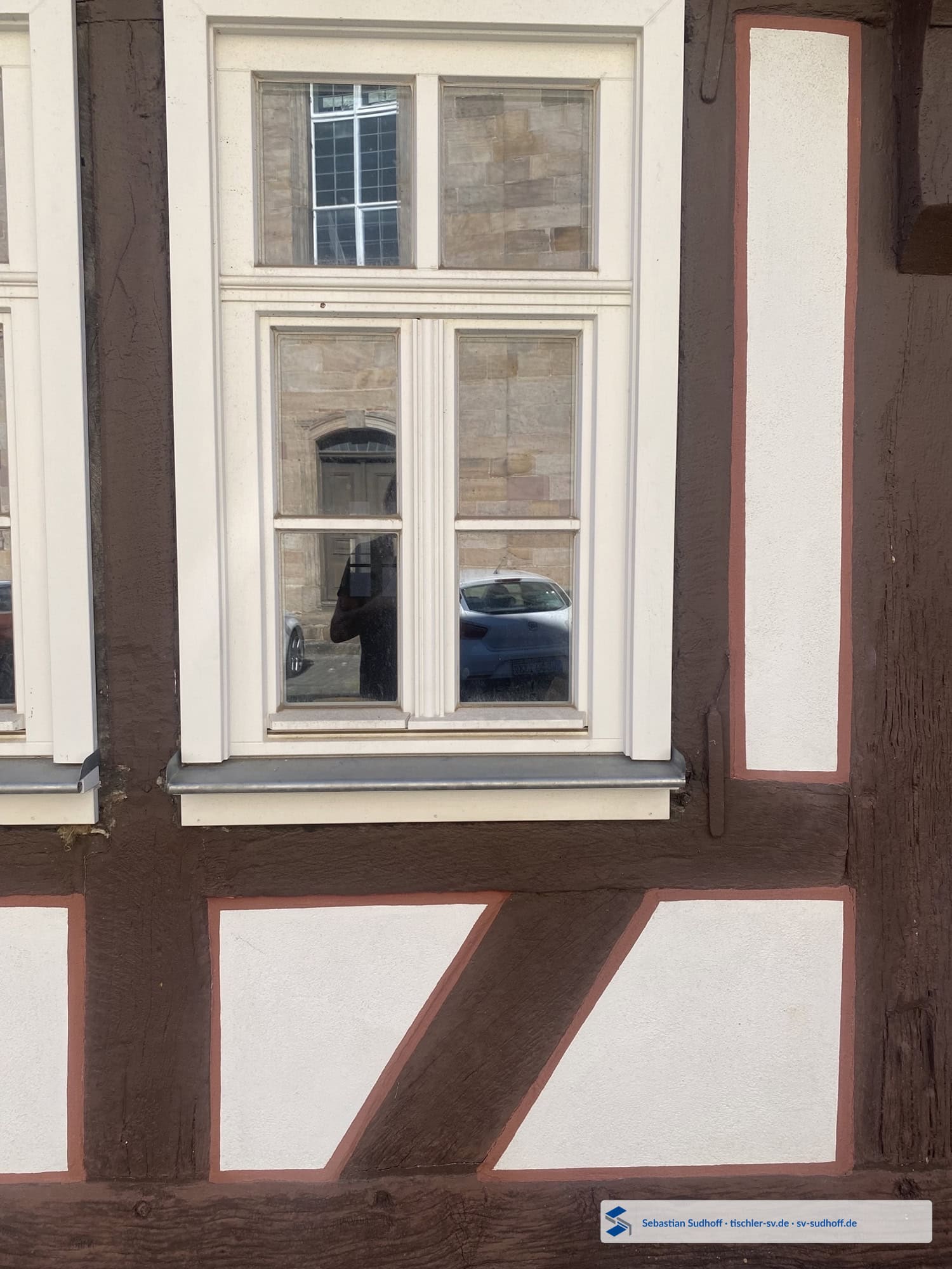 Fensterbank mit hinterer Aufkantung am Anschluss zu einem Holzfenster
