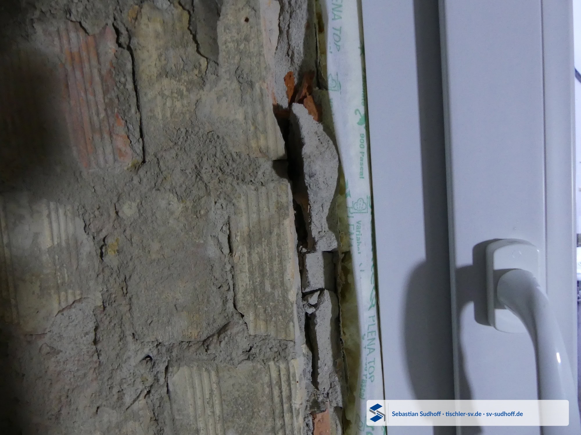 Fensteranschluss mit Fugendichtband auf unebenem Mauerwerk und losen Mörtelresten