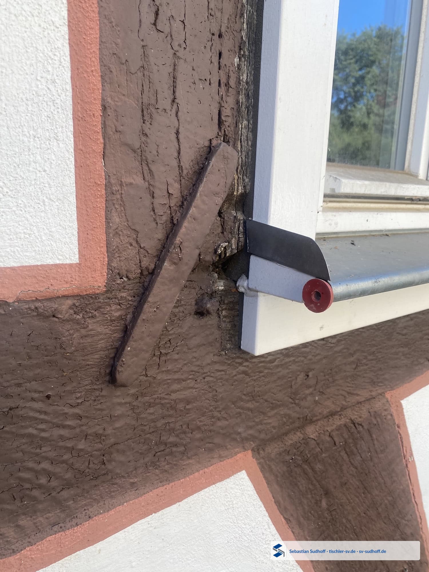 Detail des unteren Holzfutteranschlusses mit Abstand zur Fensterbank