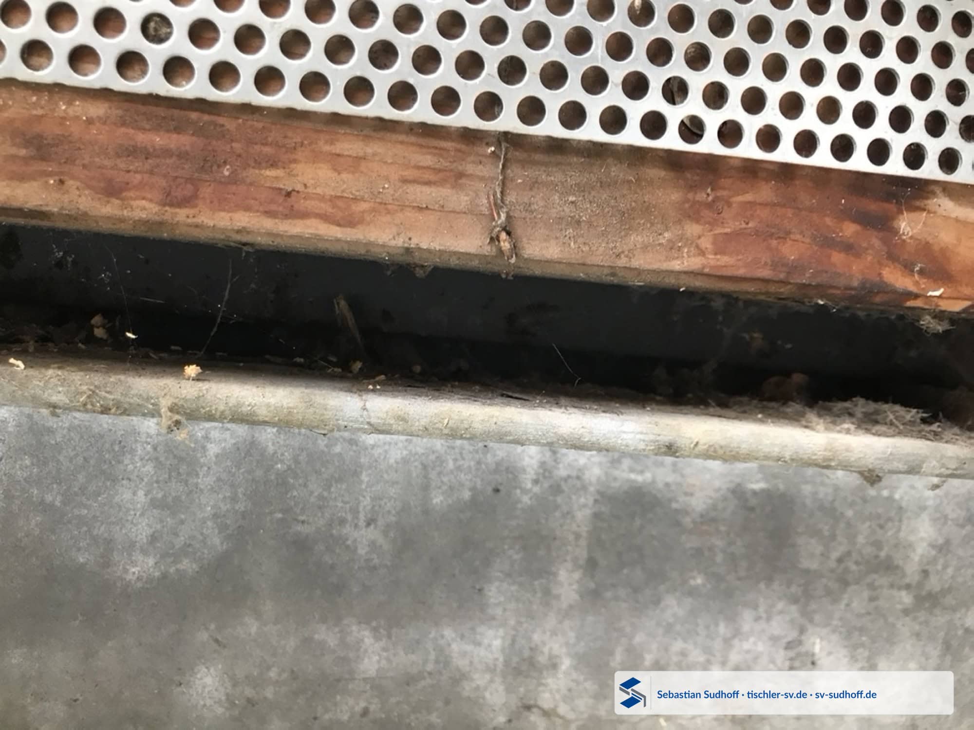 Ungünstiger Anschluss zwischen Holz, Stahlprofil und Terrassenbelag ohne sichere Wasserableitung