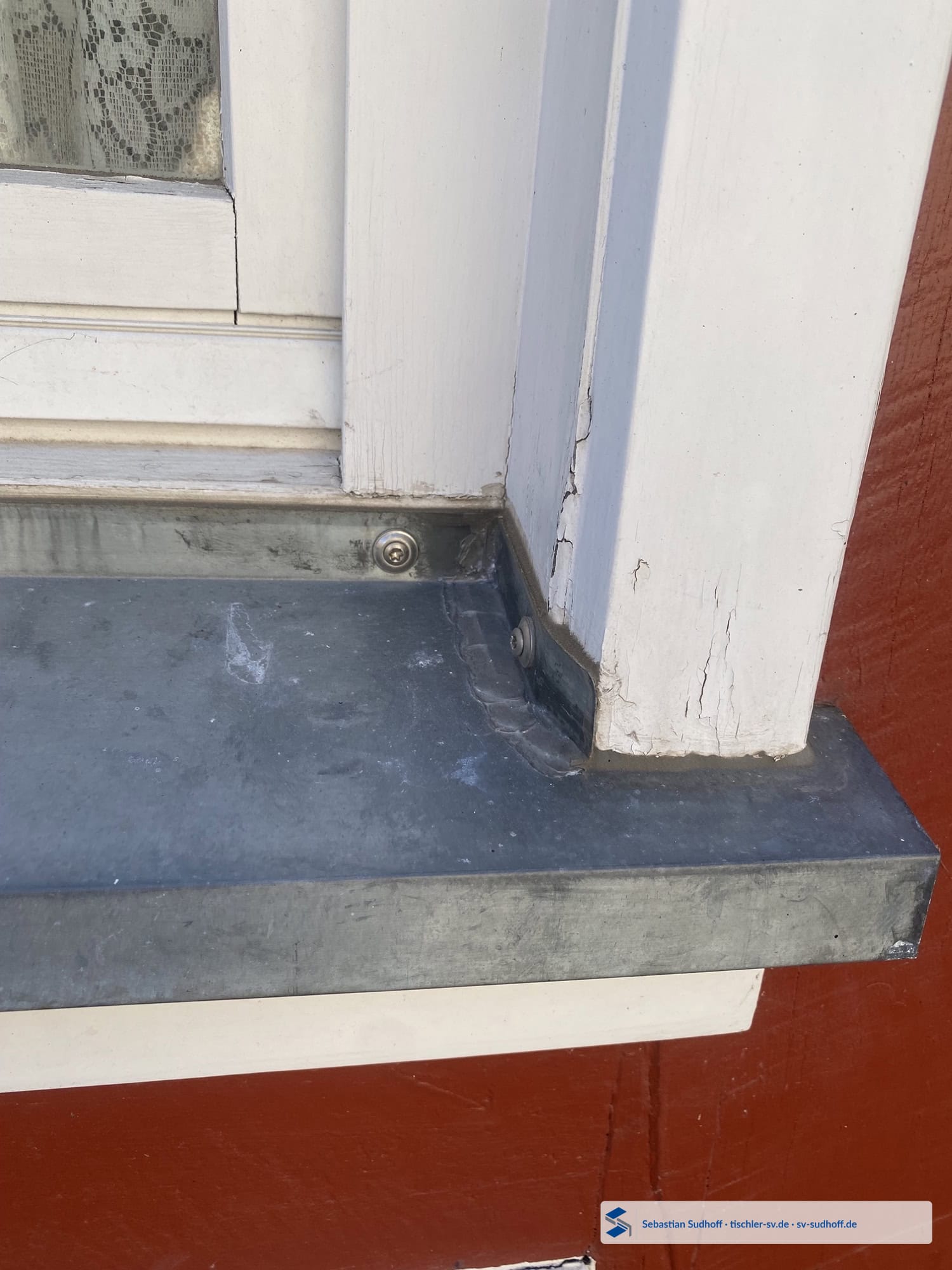 Seitlicher Anschluss einer Zinkfensterbank an ein aufrechtes Holzfutter