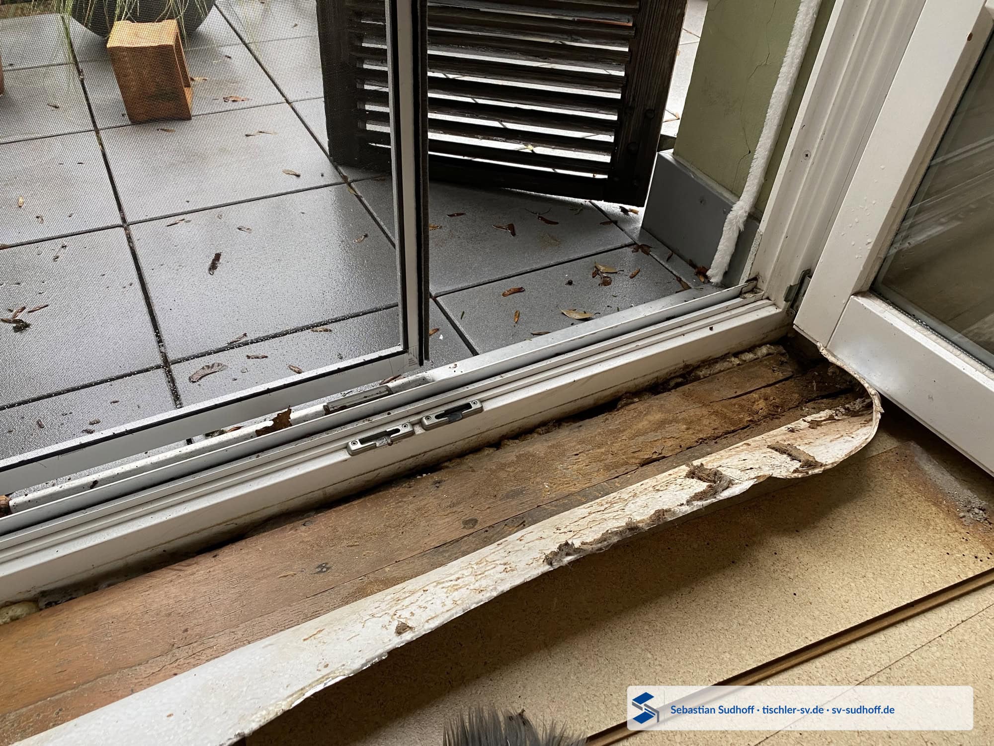Fensterschwelle und geöffneter Bodenaufbau im Schadensbereich