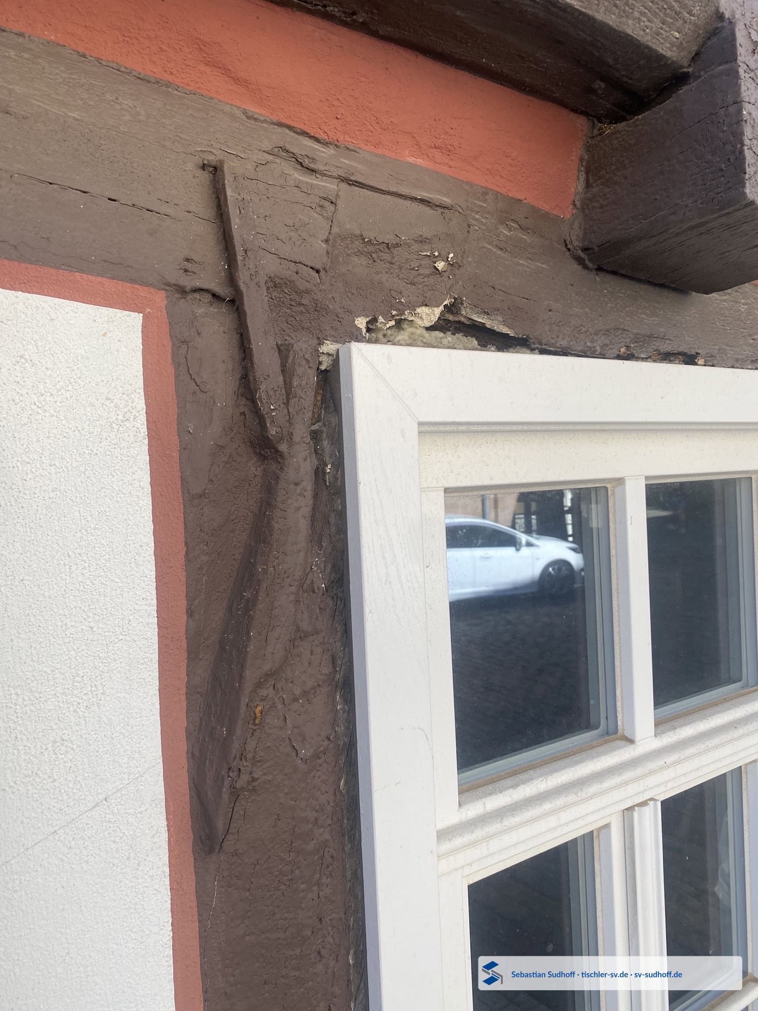 Oberer Anschluss eines Holzfensters mit zusätzlichem Schutz durch Dachüberstand