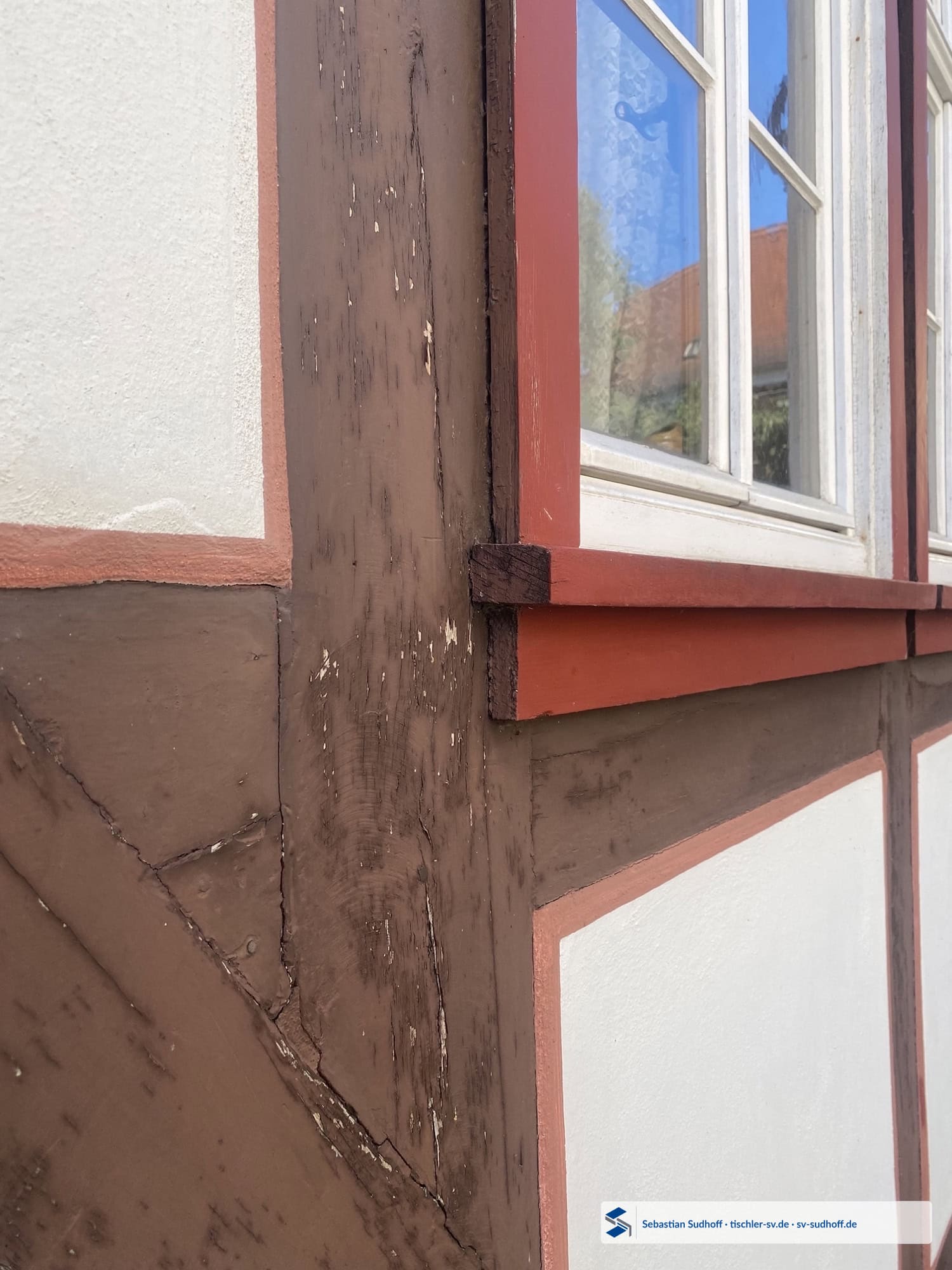 Alter Fensterbankanschluss an einem seit Jahrzehnten vorhandenen Holzfenster