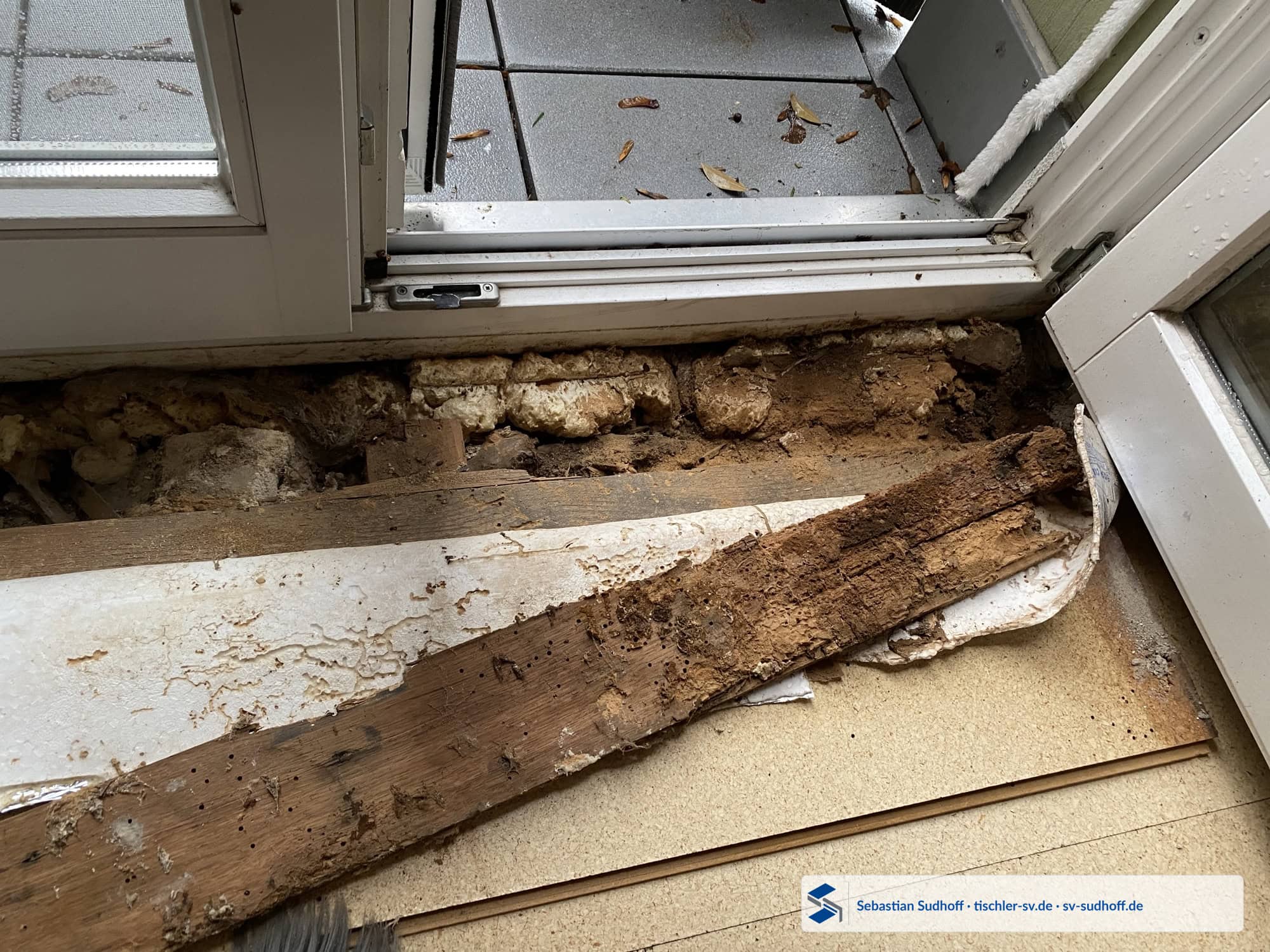 Aufgenommenes Eichenbrett mit sichtbar gewordenem ausgeschäumtem Fensteranschluss
