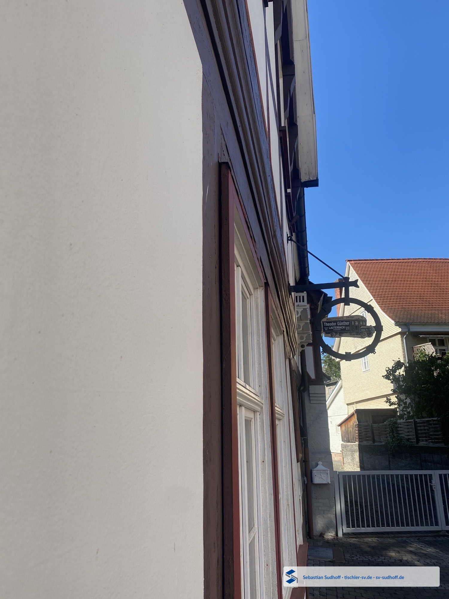 Älteres Holzfenster mit erhaltenem äußerem Fensterfutter