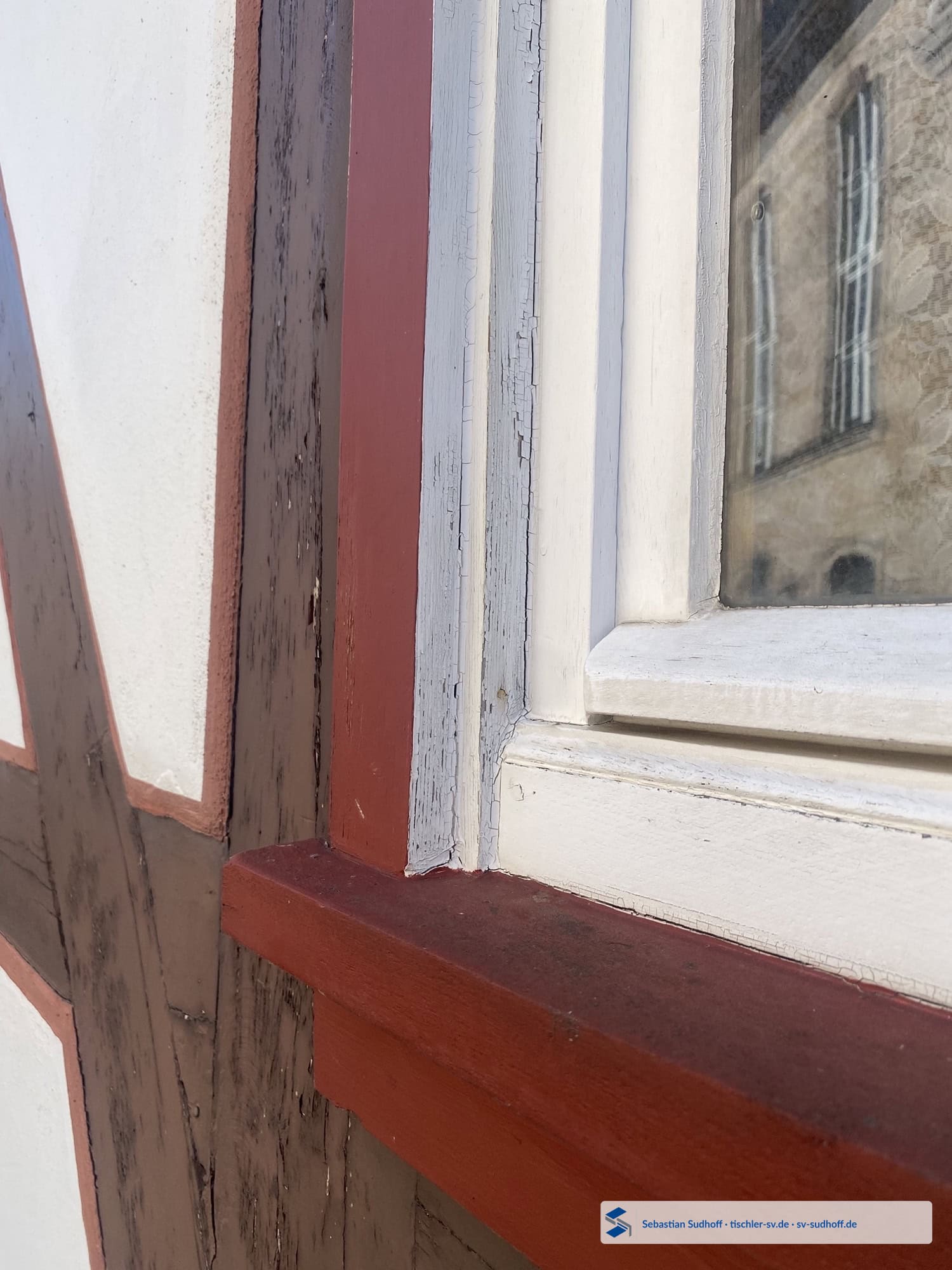 Unteres Ende eines alten Holzfensterfutters am Fensterbankanschluss