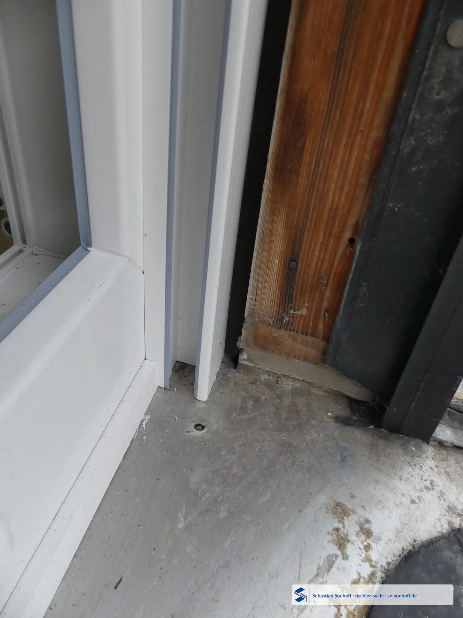 Anschluss einer Rollladenführung an eine vorhandene alte Fensterbank im Eckbereich