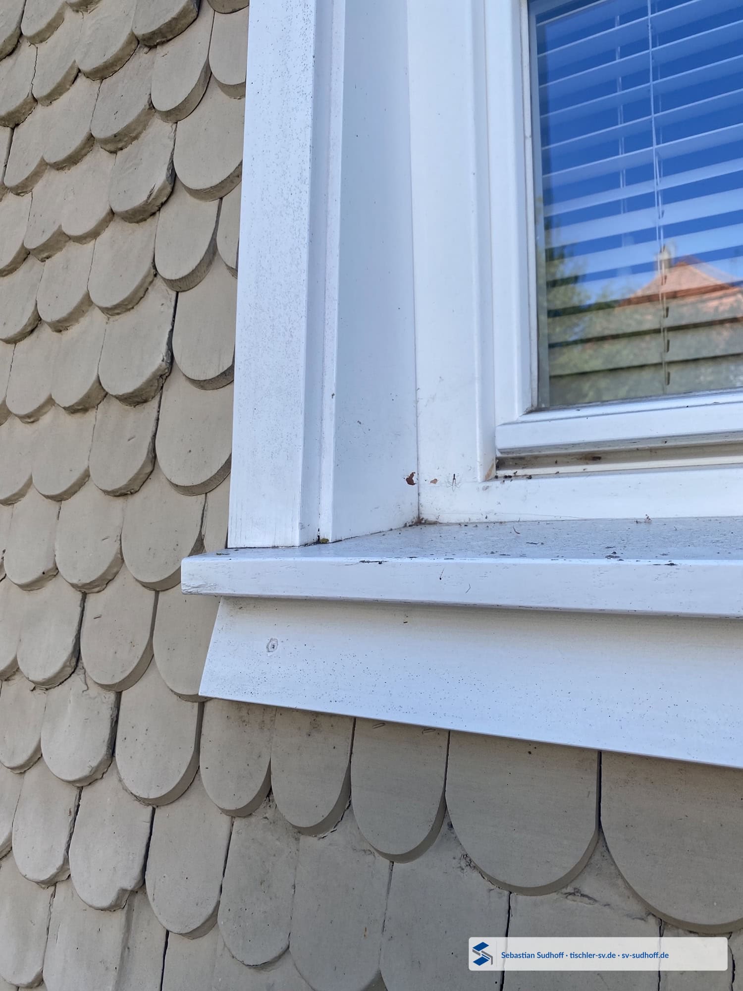 Riss im unteren Bereich eines modernen Holzfensterfutters