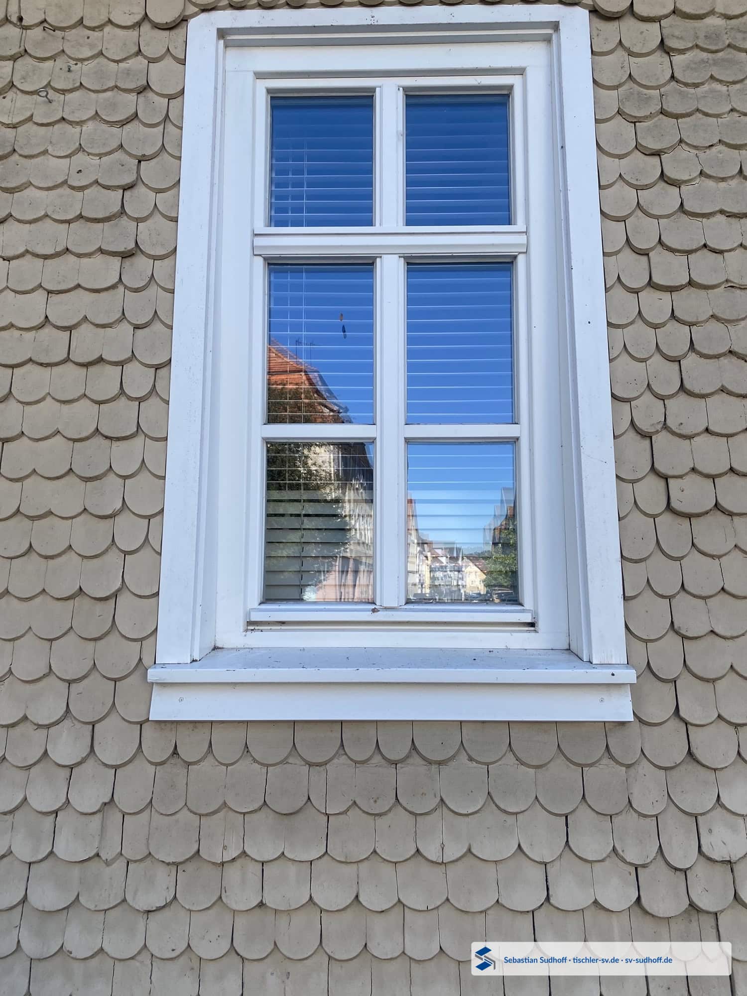 Aufquellendes Querholz am unteren Anschluss eines Holzfensters