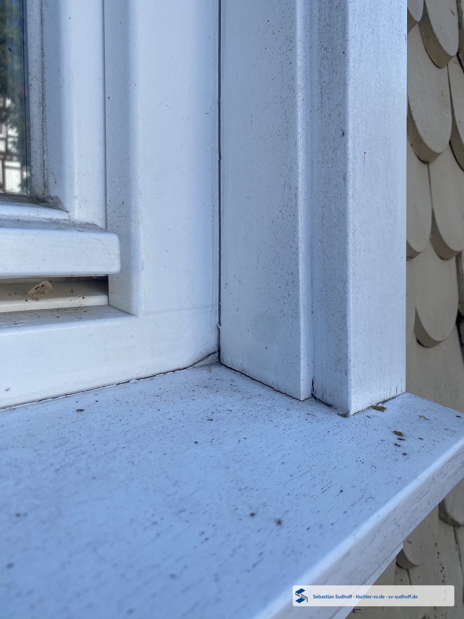 Detail eines geschädigten Holzfensterfutters mit beginnender Zersetzung
