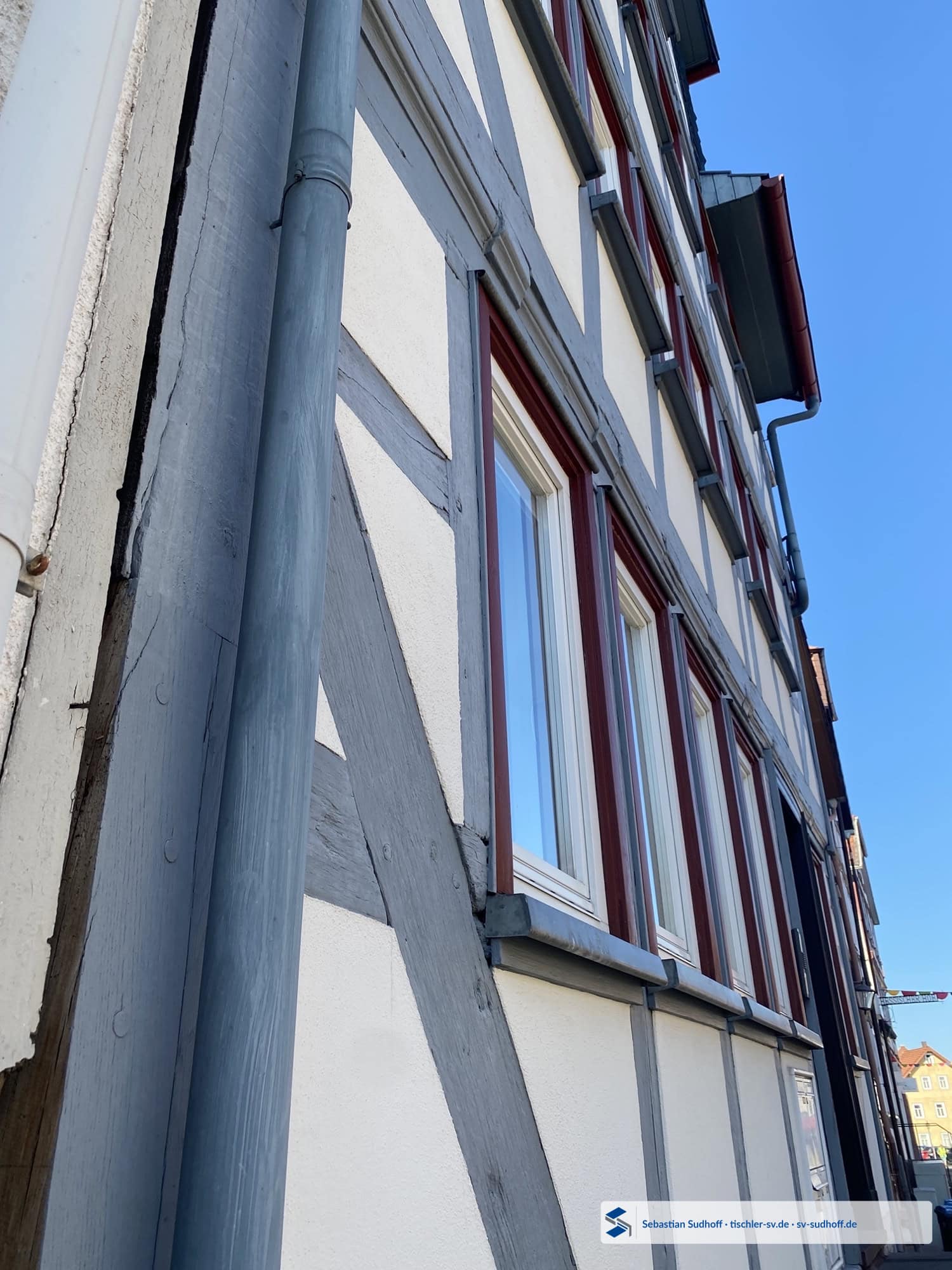 Oberer Wetterschutz an einem älteren Fensteranschluss