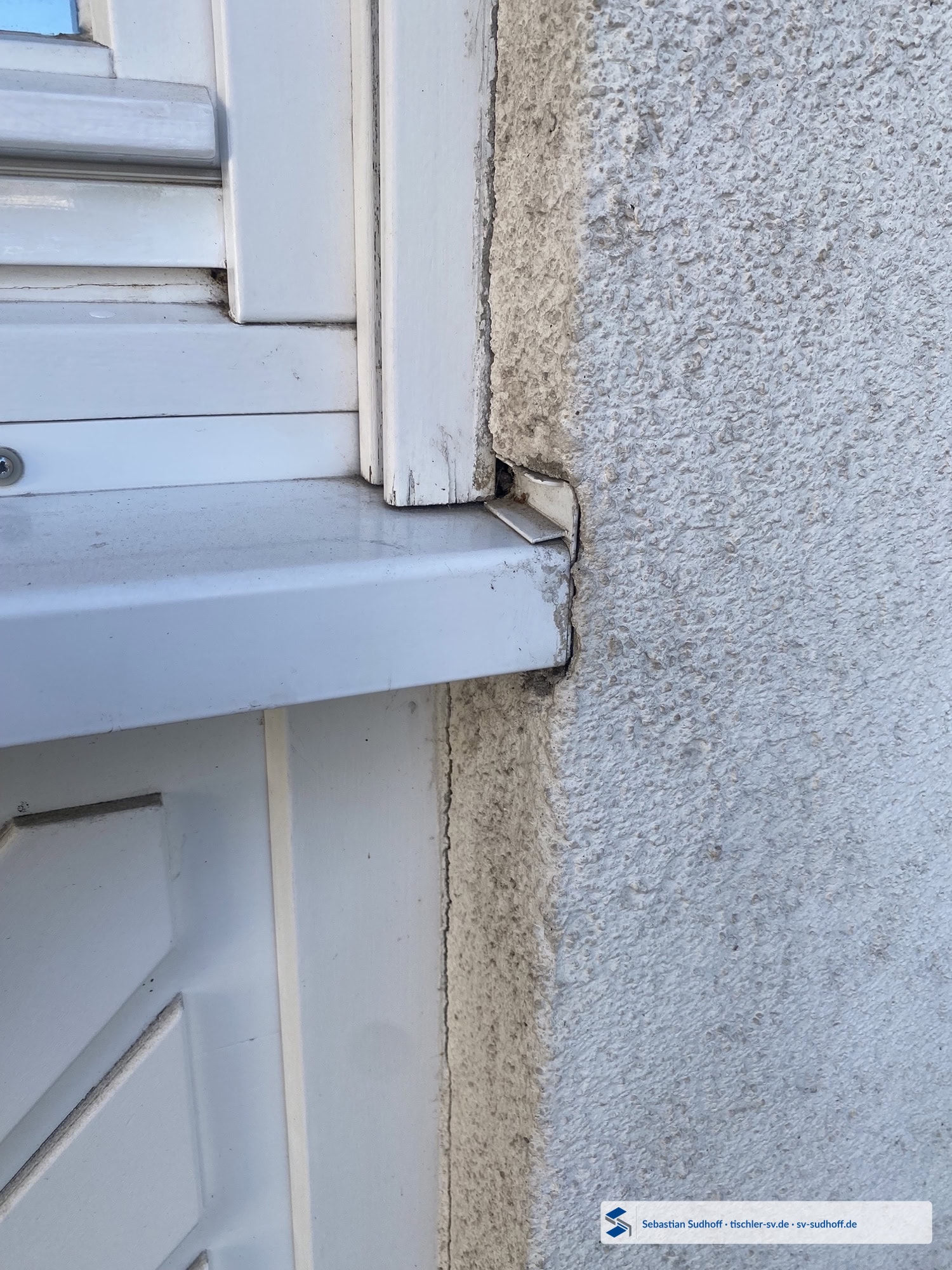 Vor Ort gekürzte Rollladenführung mit unversiegeltem Kopfholz und abplatzender Beschichtung
