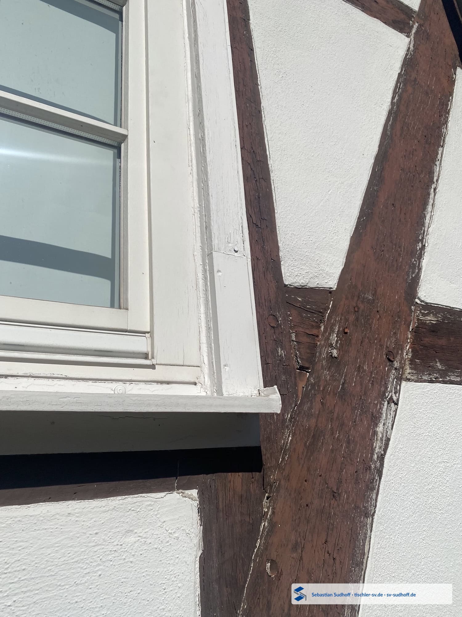 Erneuertes Holzfutterstück erneut direkt auf einer Fensterbank aufgesetzt