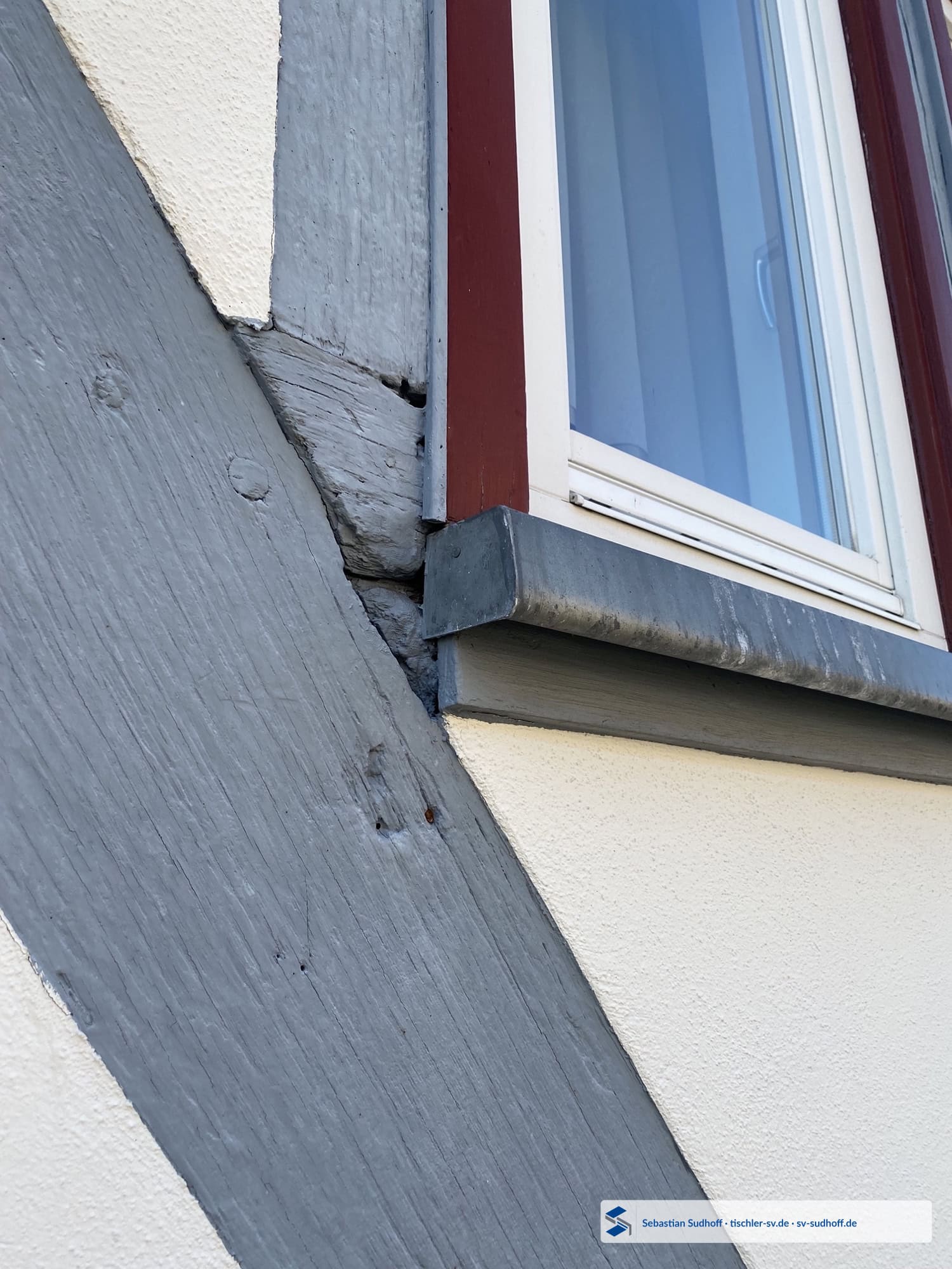 Detail eines älteren oberen Fensteranschlusses mit Wetterschutz