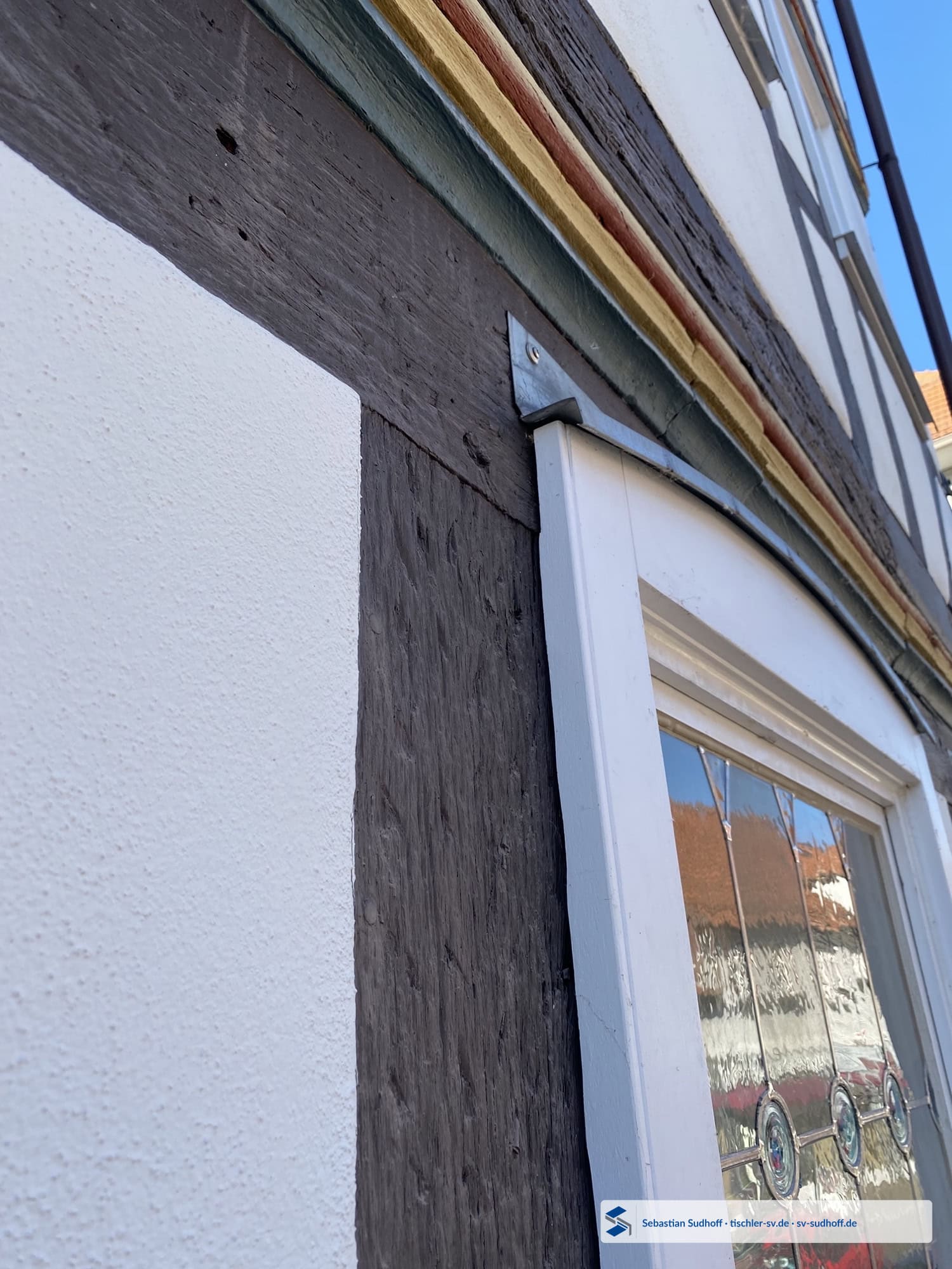 Blech am Fachwerk-Fensteroberanschluss ohne Einschnitt in den darüberliegenden Holzriegel