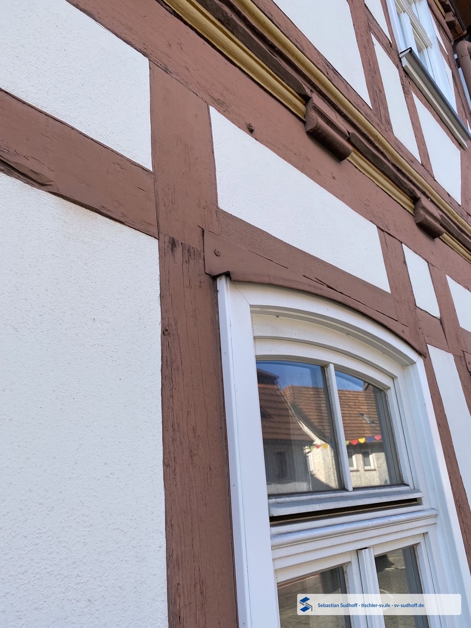 Detail eines Sägeschnitts für ein eingeschobenes Blech am Fachwerkfenster