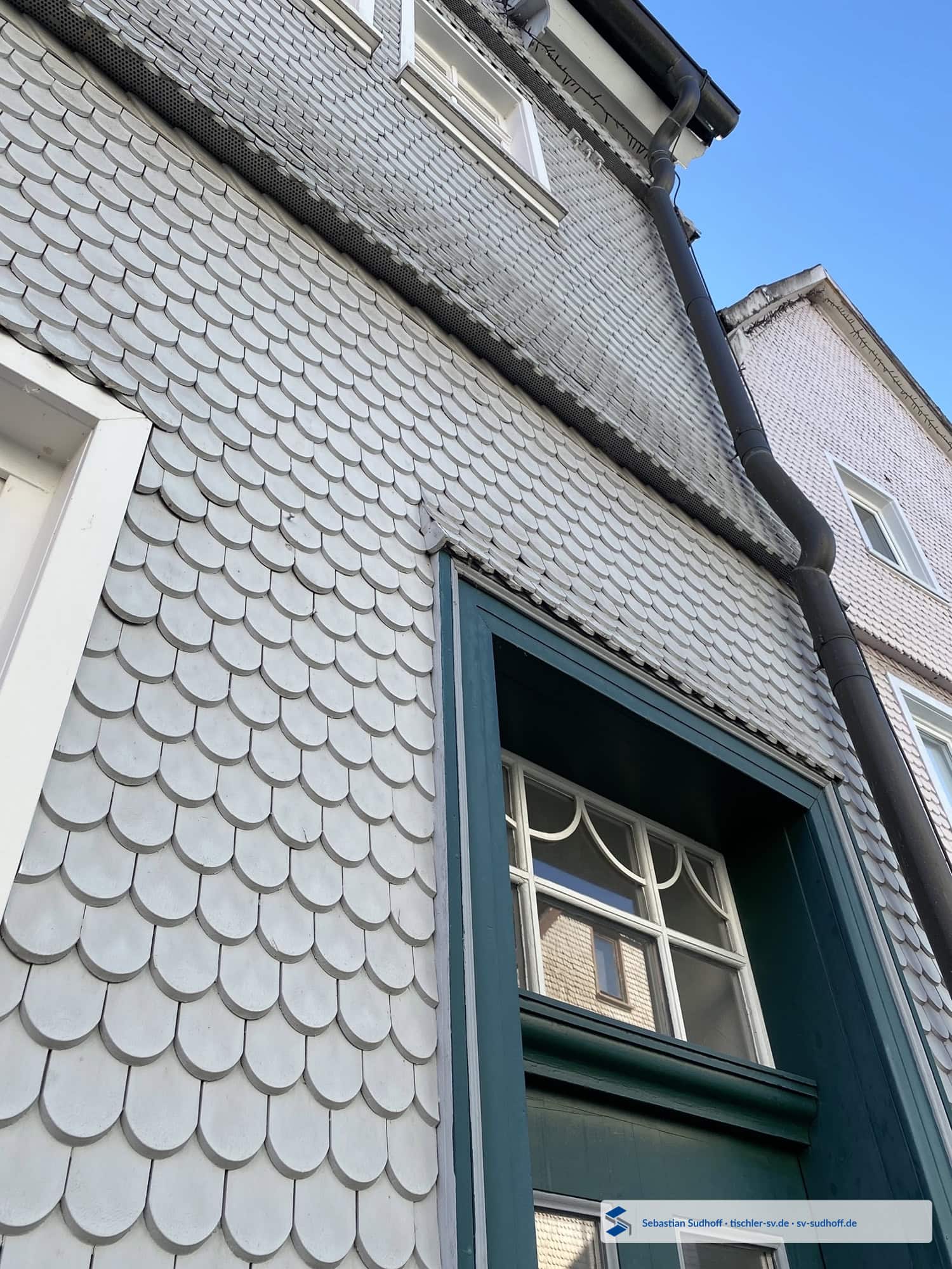 Gut ausgebildeter oberer Anschluss einer Haustür an eine Vorhangfassade