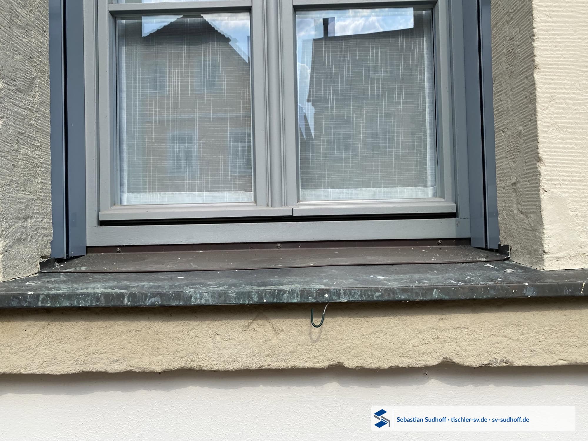 Neue Kupferfensterbank über einer erhaltenen historischen Fensterbankkonstruktion