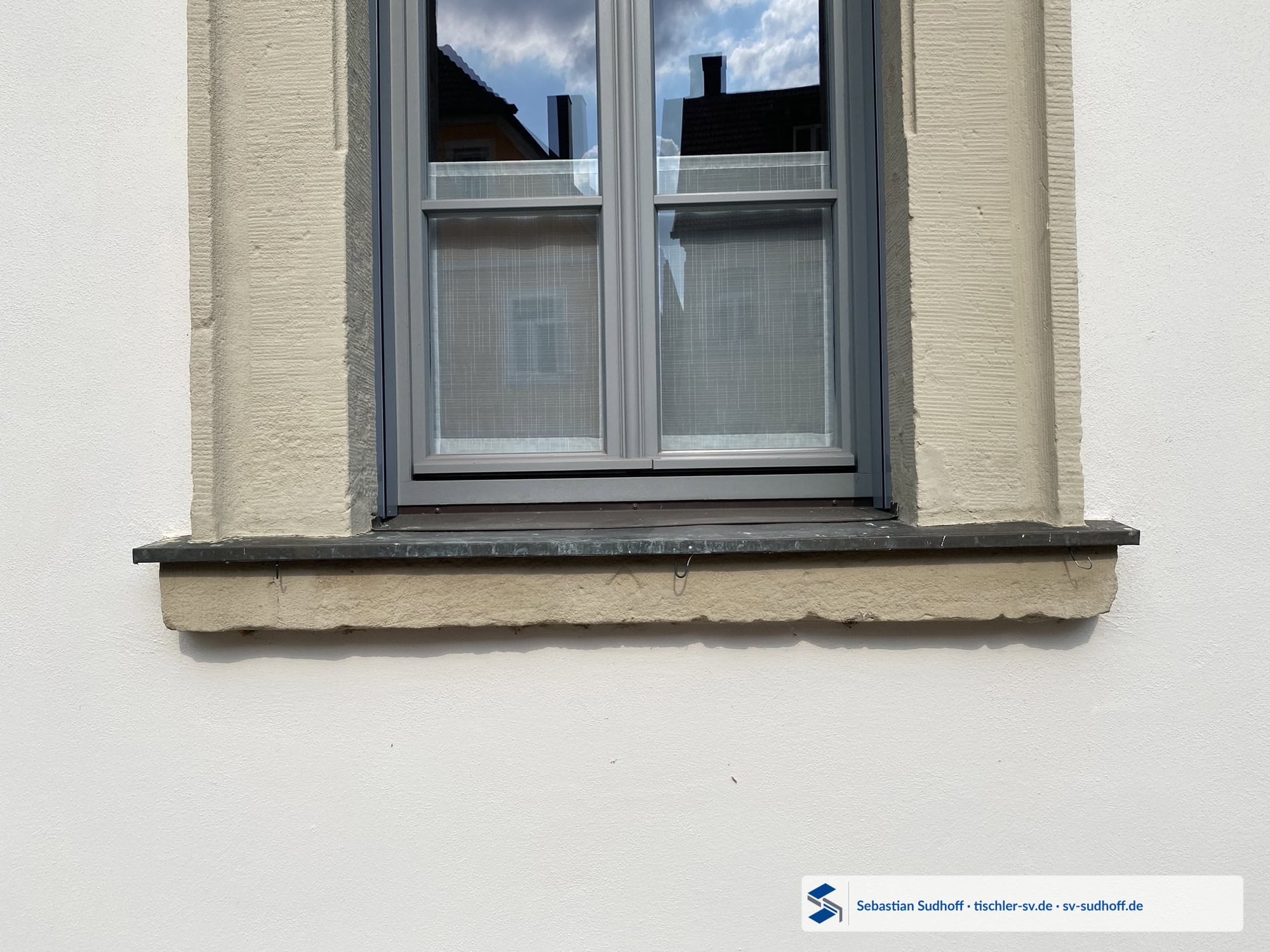 Wannenförmig gekantete Kupferfensterbank an einem sanierten Fenster