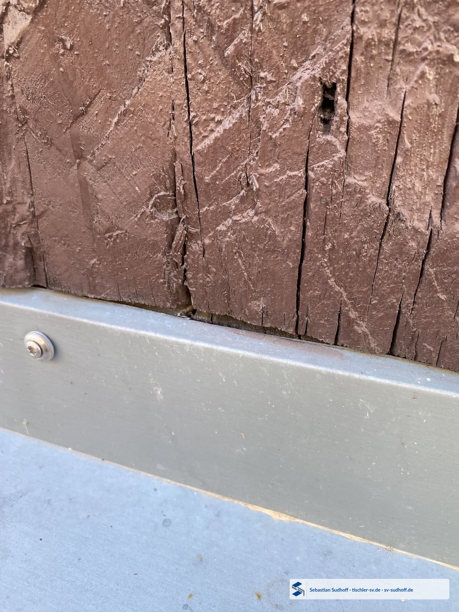 Eckdetail eines Zinkblechanschlusses an einer Fachwerkschwelle