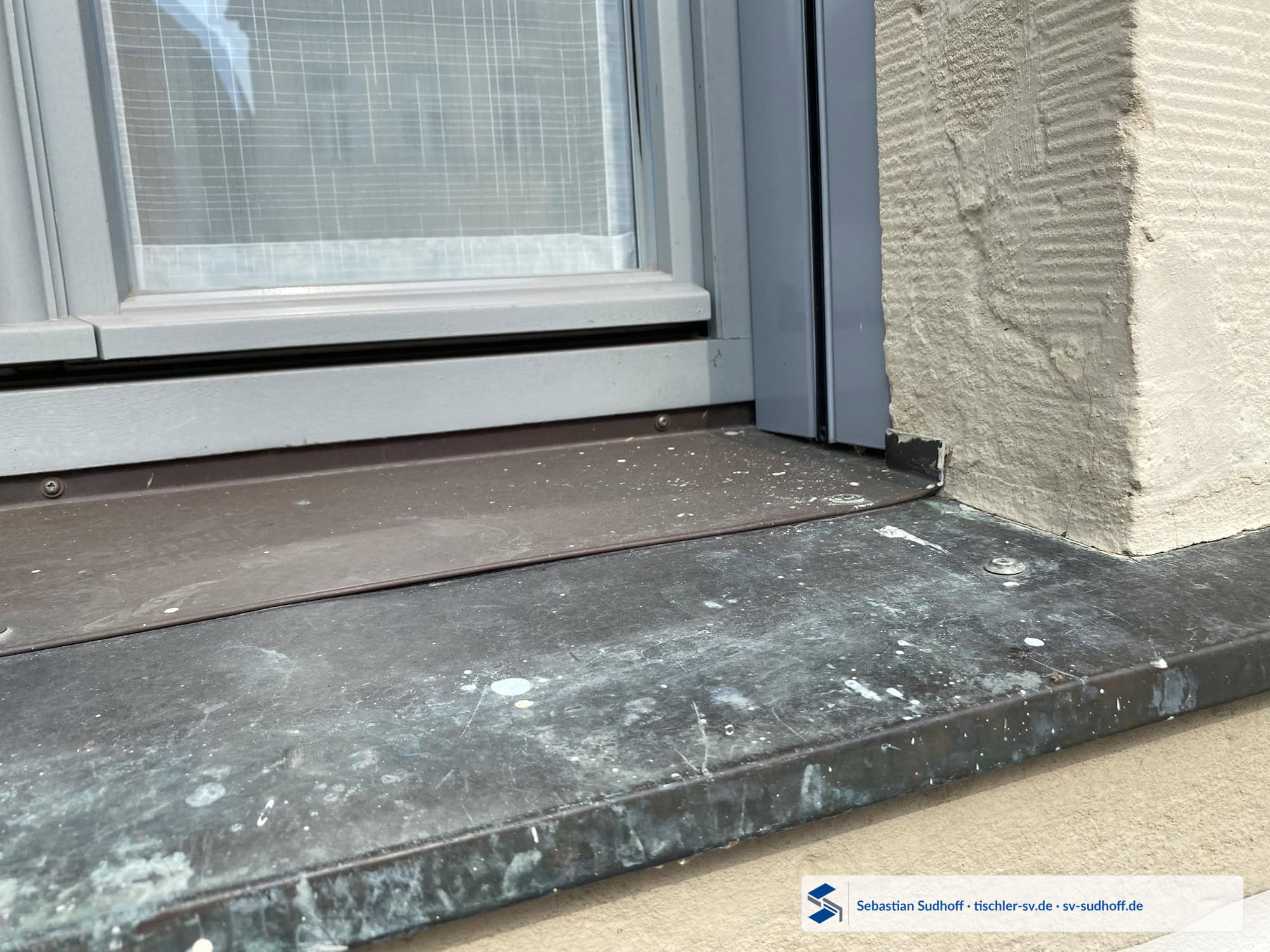 Seitliche Aufkantung einer gekanteten Kupferfensterbank